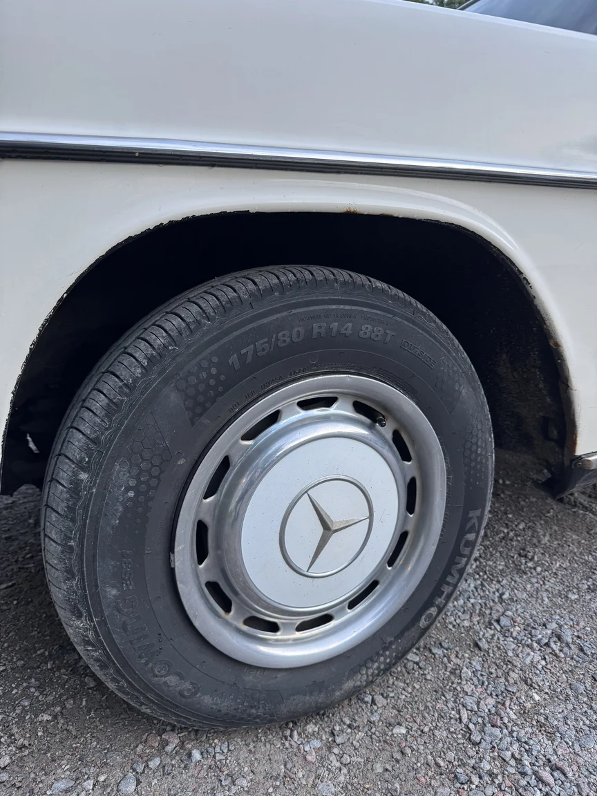 Aussenfoto 1972 Mercedes-Benz 200 (42)