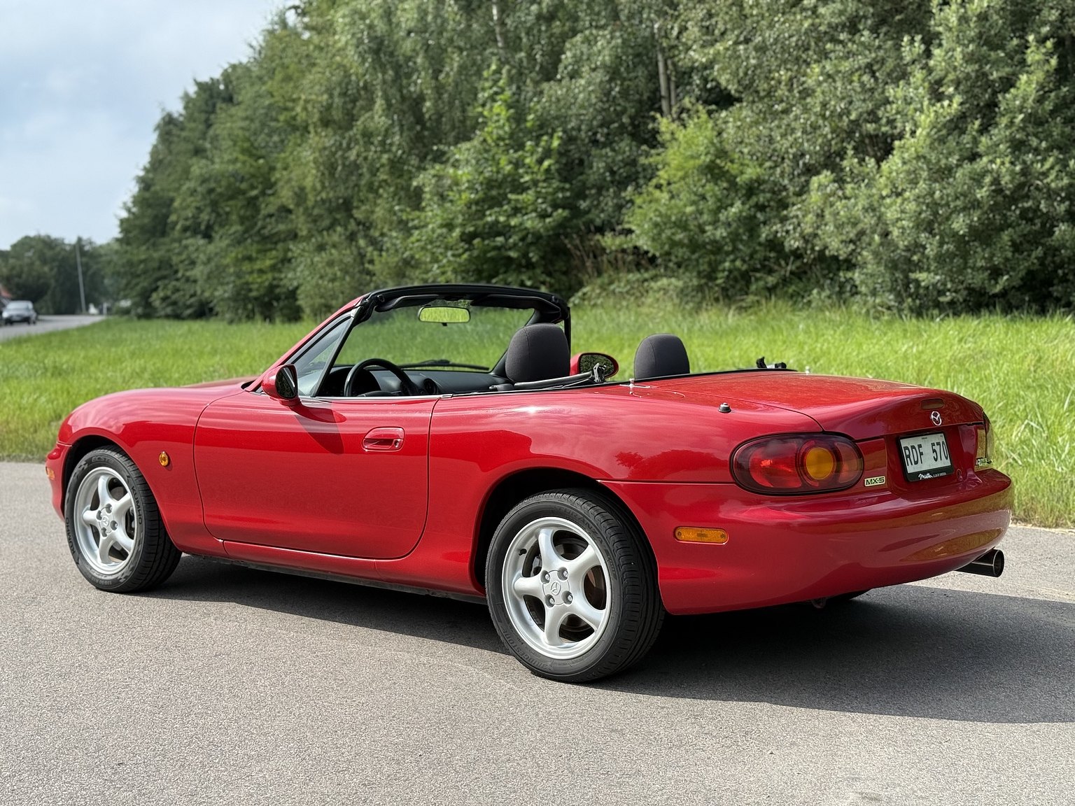 Exterior image of 1999 Mazda MX-5