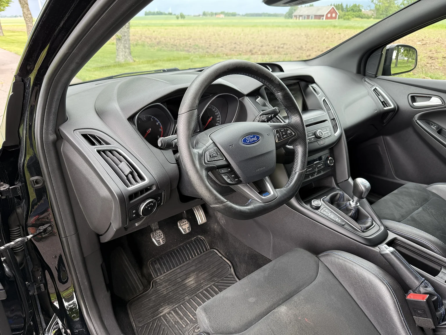 Interior image of 2016 Ford Focus RS (1)
