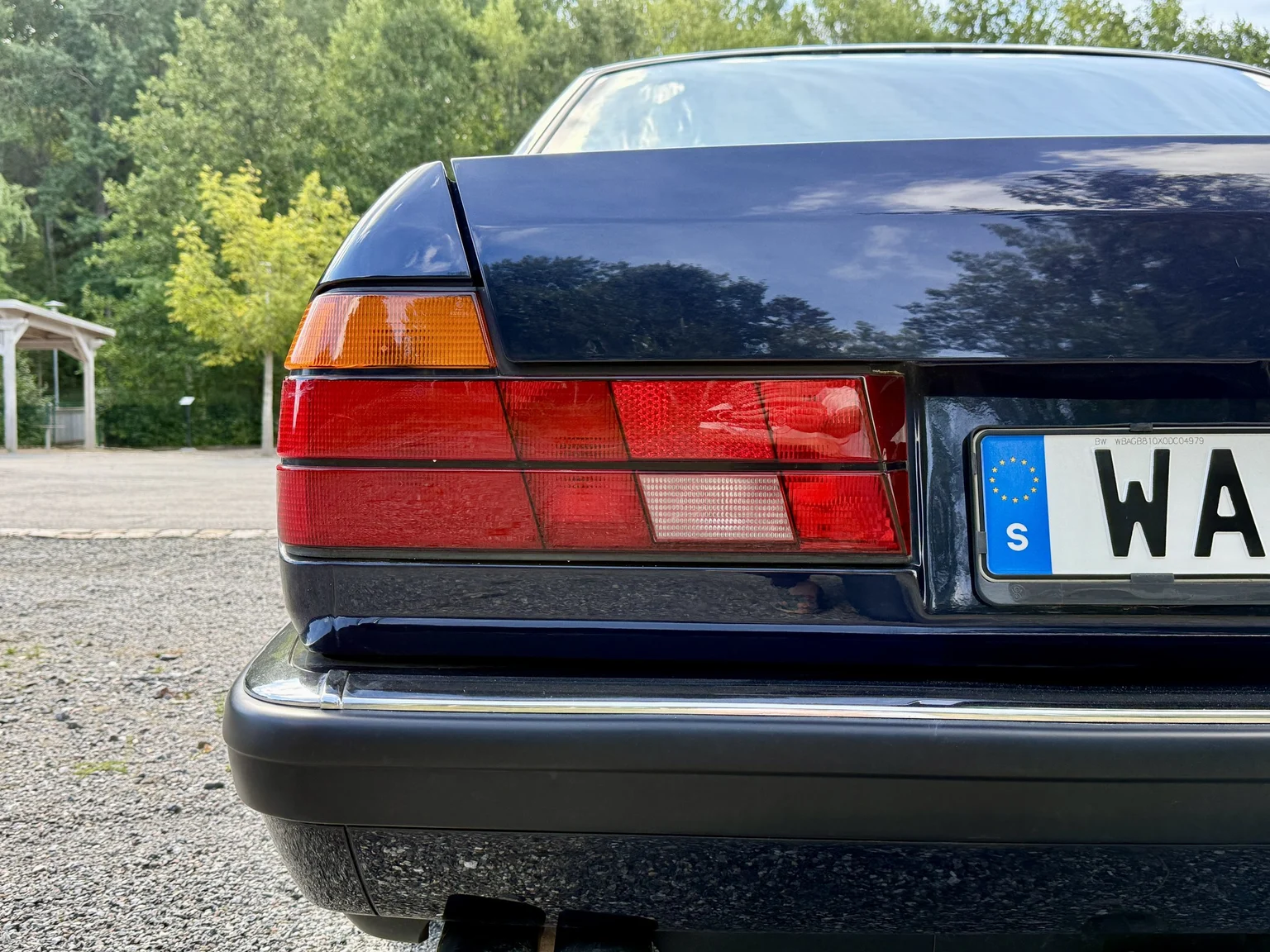 Exterior image of 1990 BMW 750i (24)