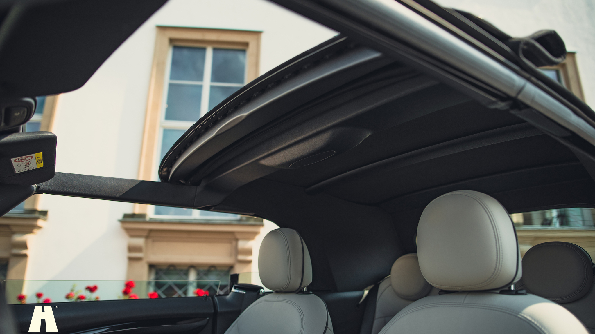 Innenraumfoto von 2021 Mini John Cooper Works Cabriolet  (14)