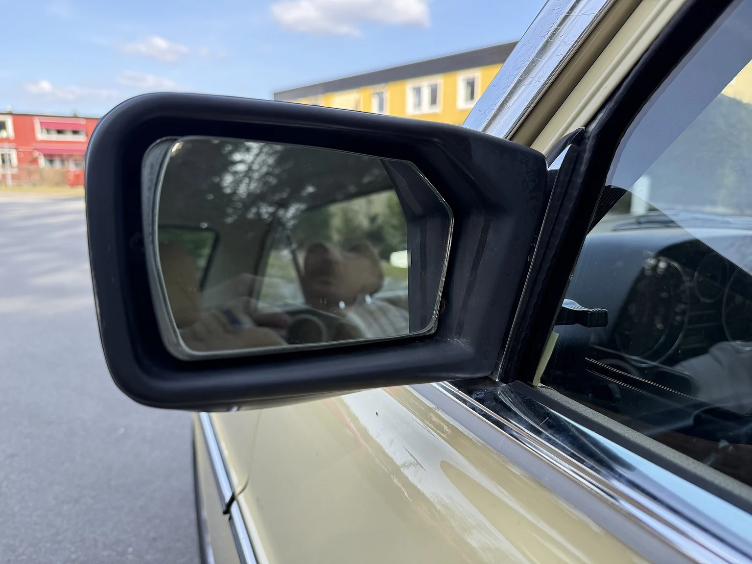 Exteriörbild på 1974 Mercedes-Benz 230 Automatic (26)