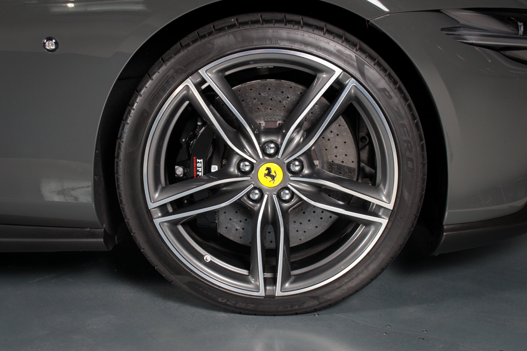 Exteriörbild på 2024 Ferrari Roma Spider