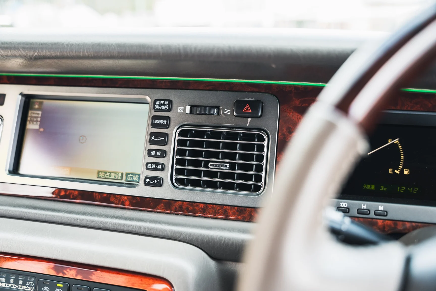 Innenraumfoto von 2000 Toyota Century V12 G50 (37)