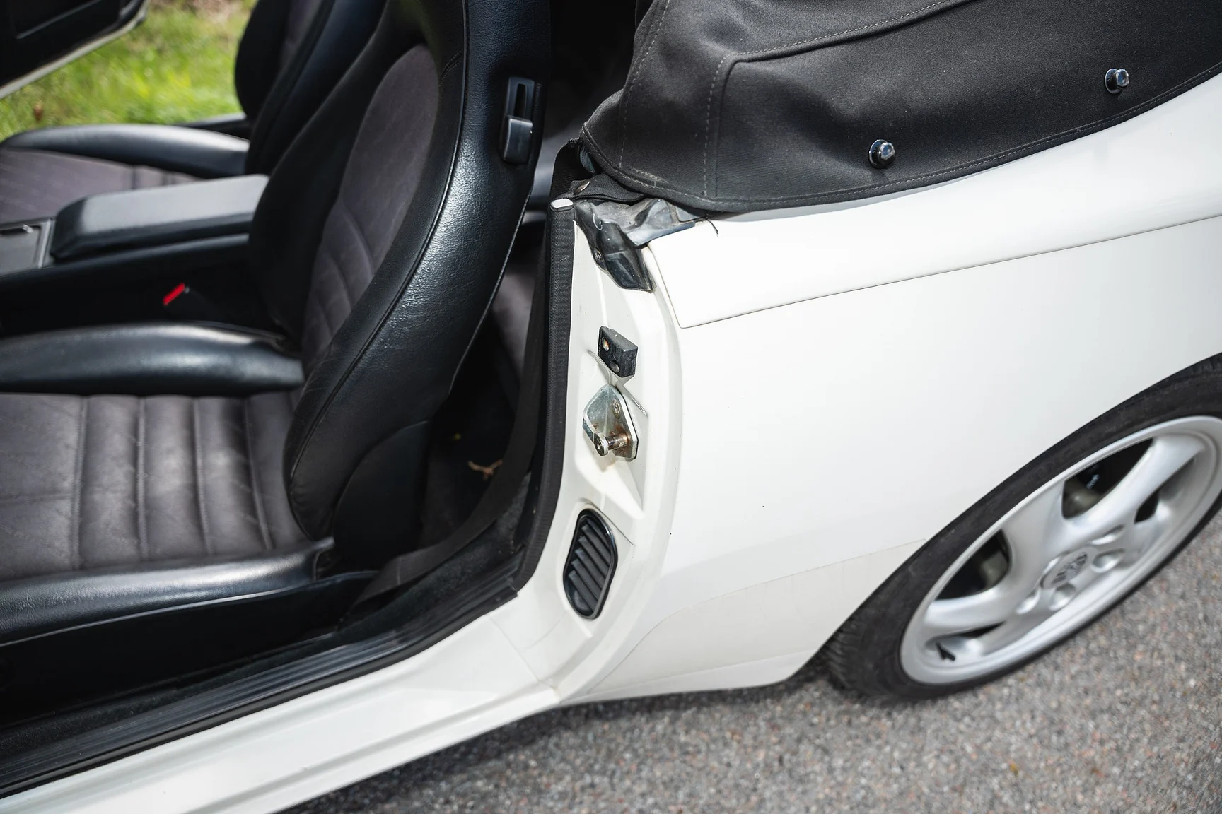 Interior image of 1990 Porsche 944 S2 Cabriolet  (16)