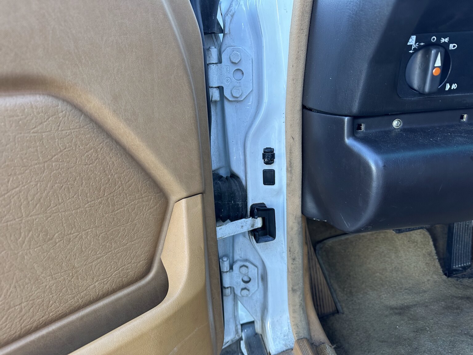 Innenraumfoto von 1988 Mercedes-Benz 190 E 2.3 (8)