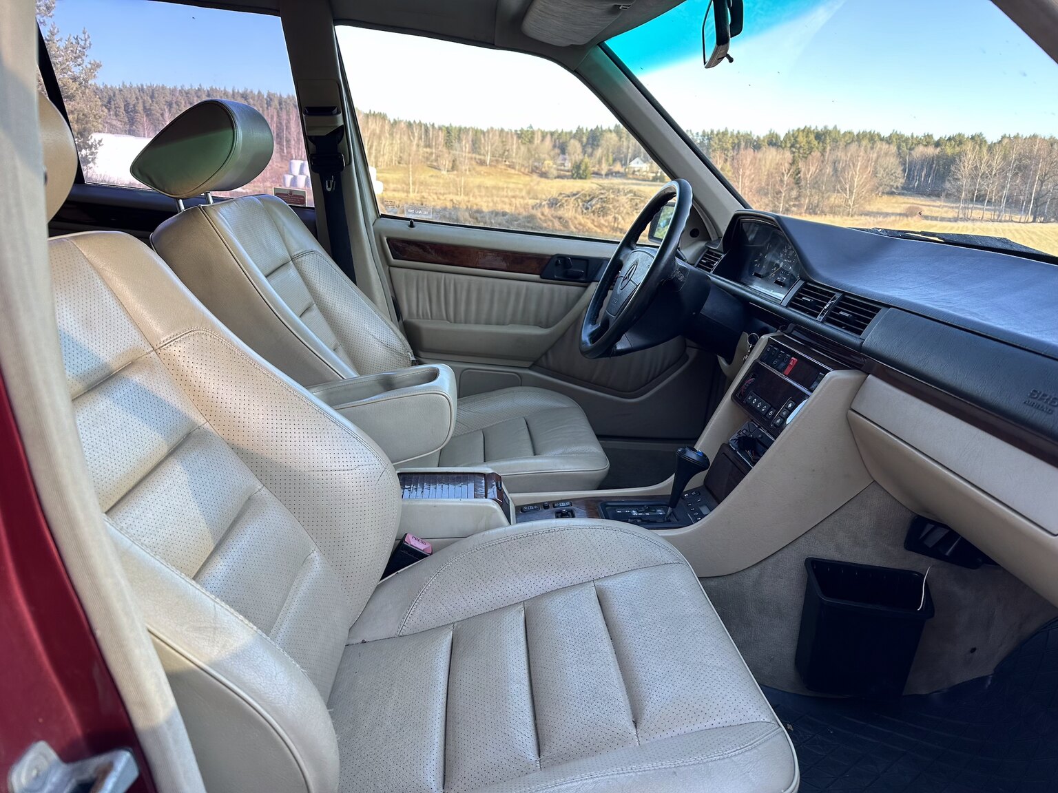 Interior image of 1992 Mercedes-Benz 300 TE-24