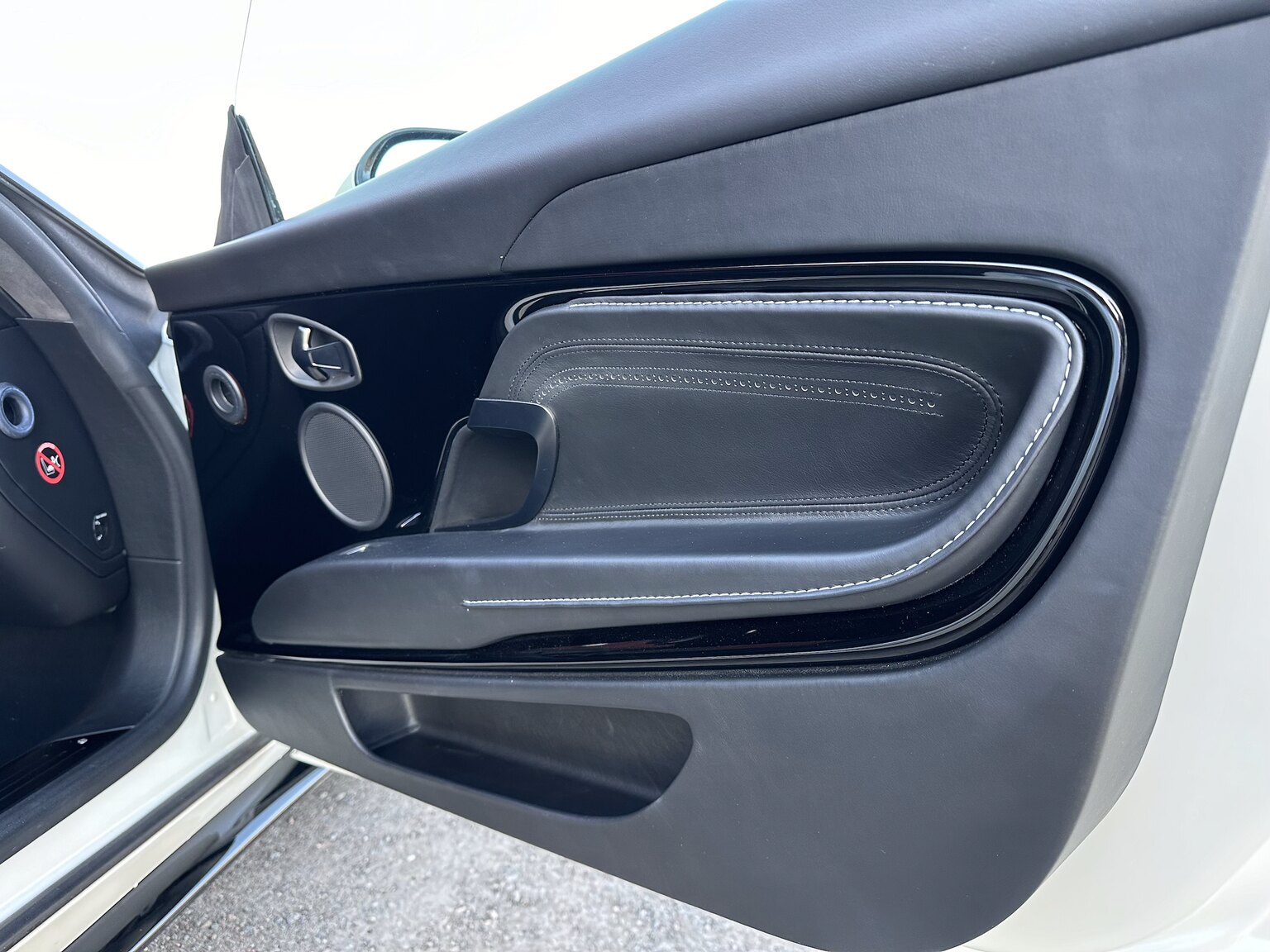 Innenraumfoto von 2018 Aston Martin DB11