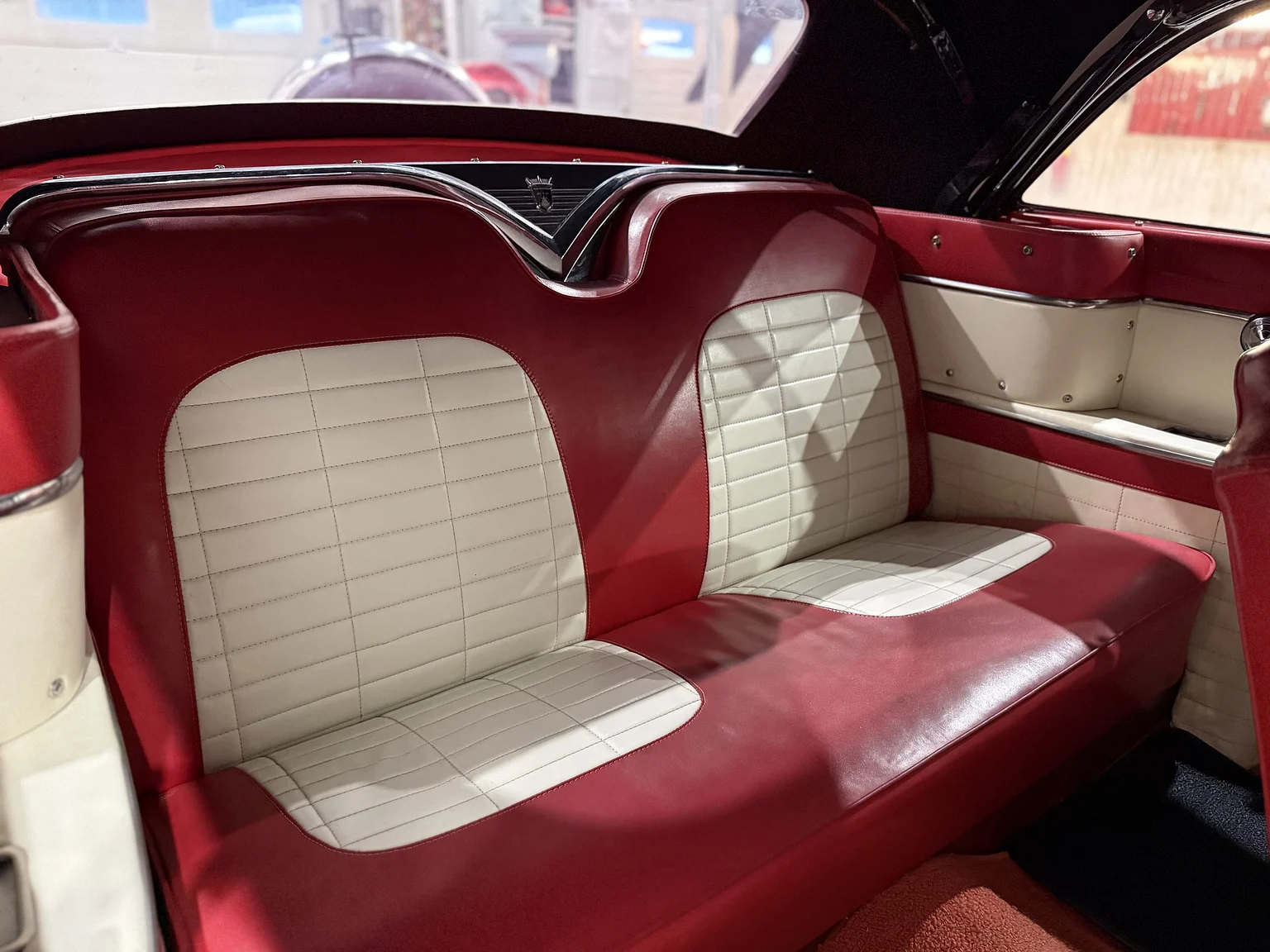 Innenraumfoto von 1956 Ford Fairlane Sunliner V8 5.1 (46)