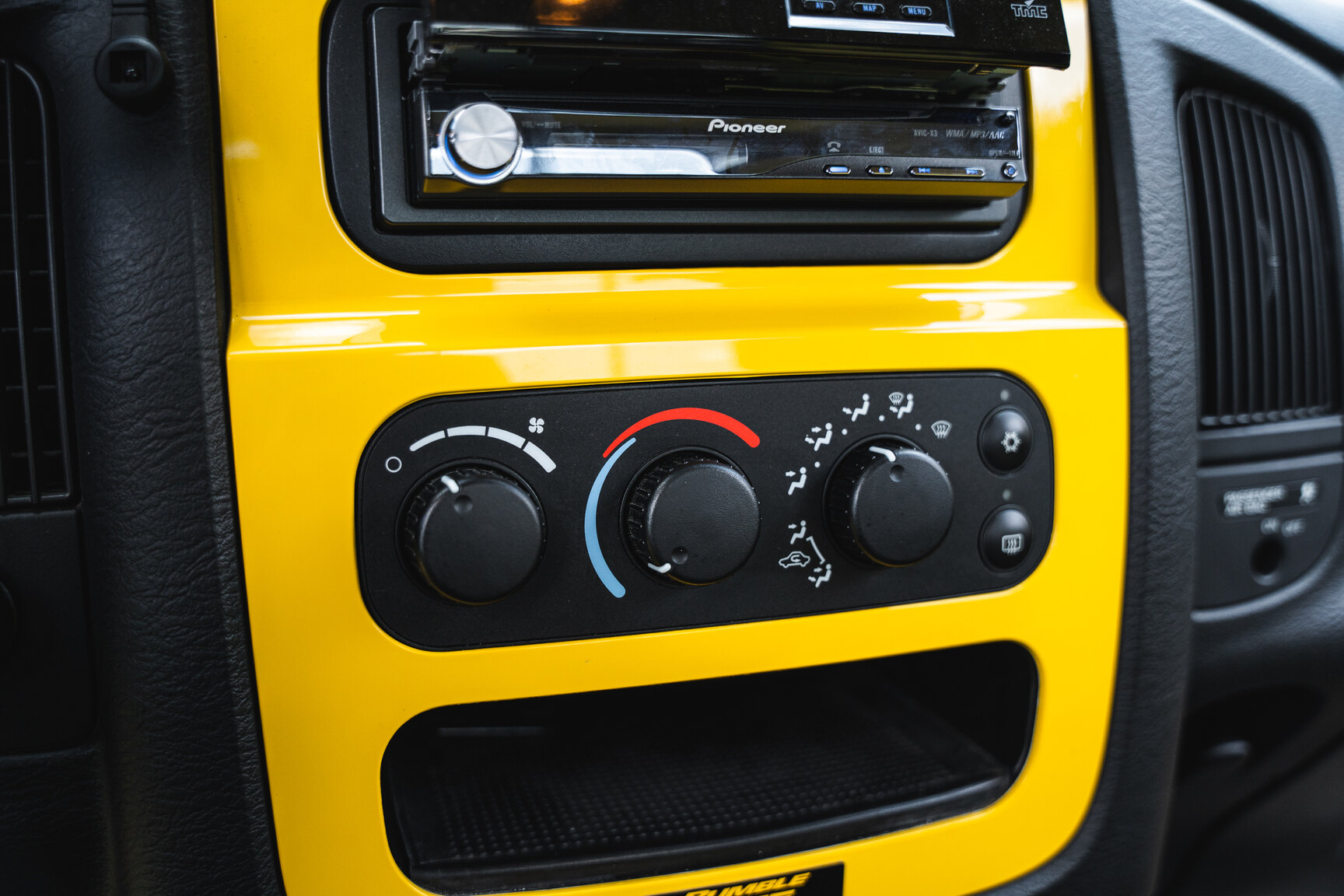 Innenraumfoto von 2005 Dodge Ram 1500 Bumble Bee