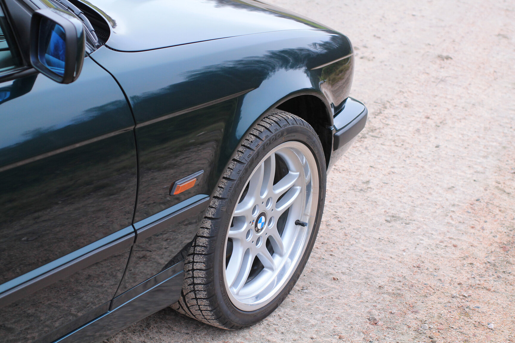 Exterior image of 1996 BMW 520i Touring