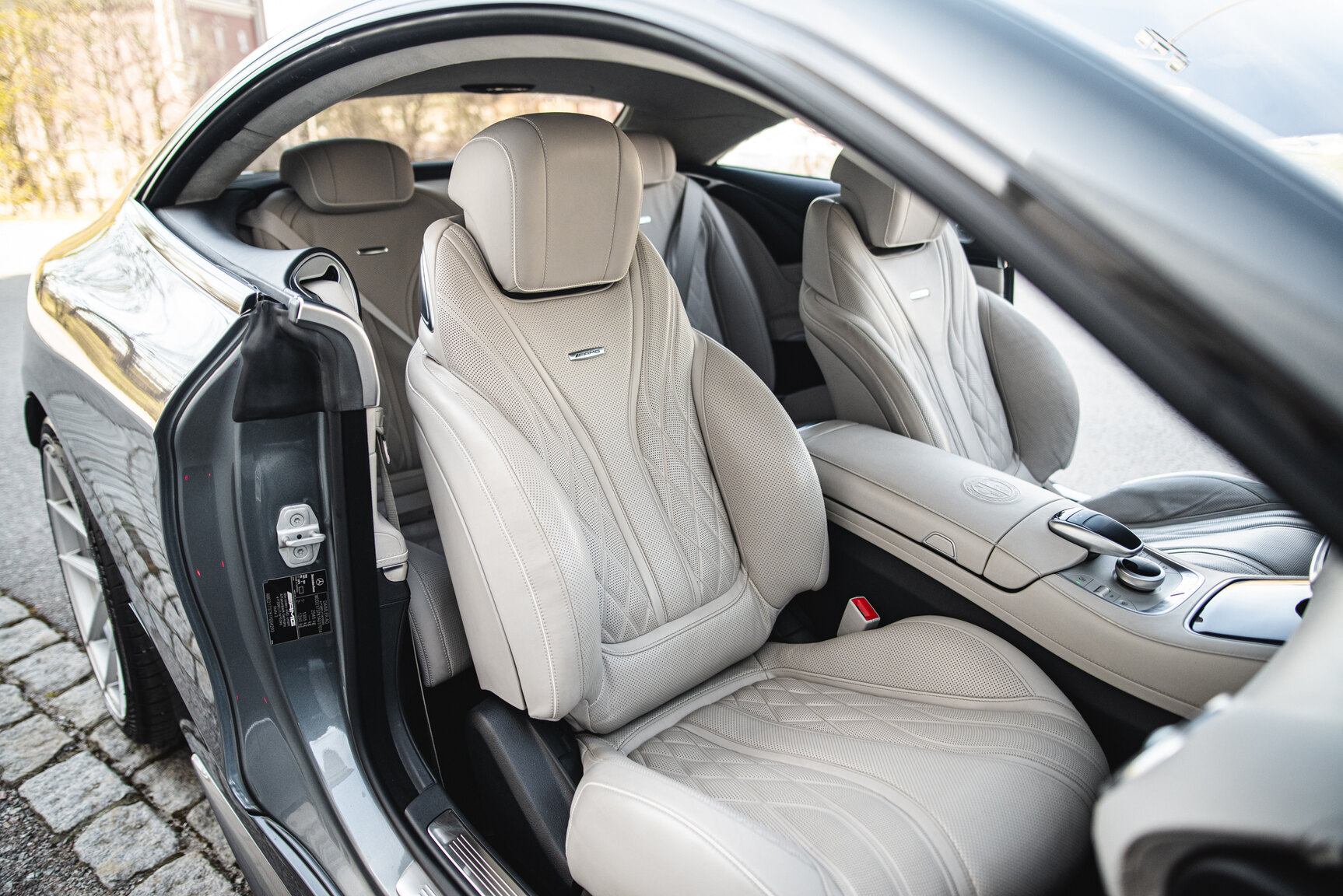 Innenraumfoto von 2016 Mercedes-Benz S63 AMG 4MATIC Coupé