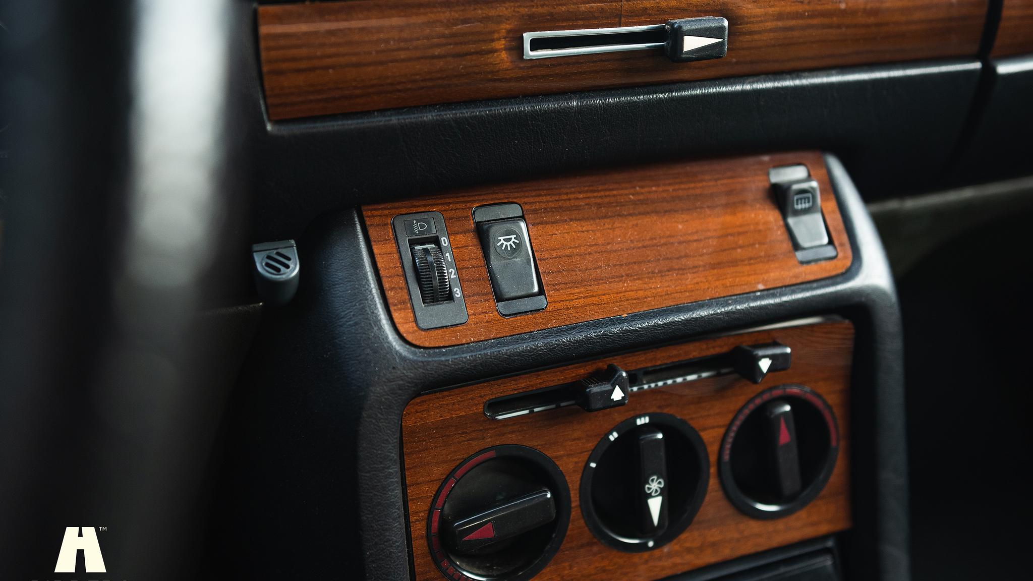 Innenraumfoto von 1985 Mercedes-Benz 200 Series 3  (25)