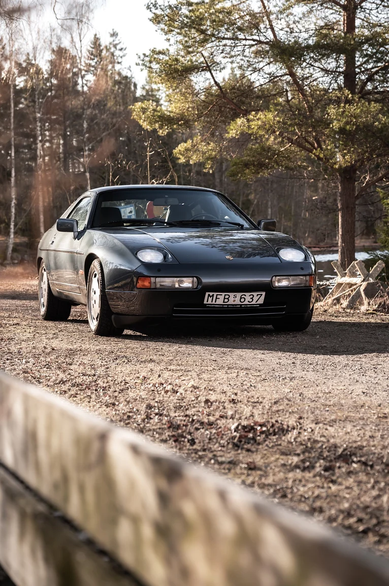 Exterior image of 1988 Porsche 928 S4 (46)