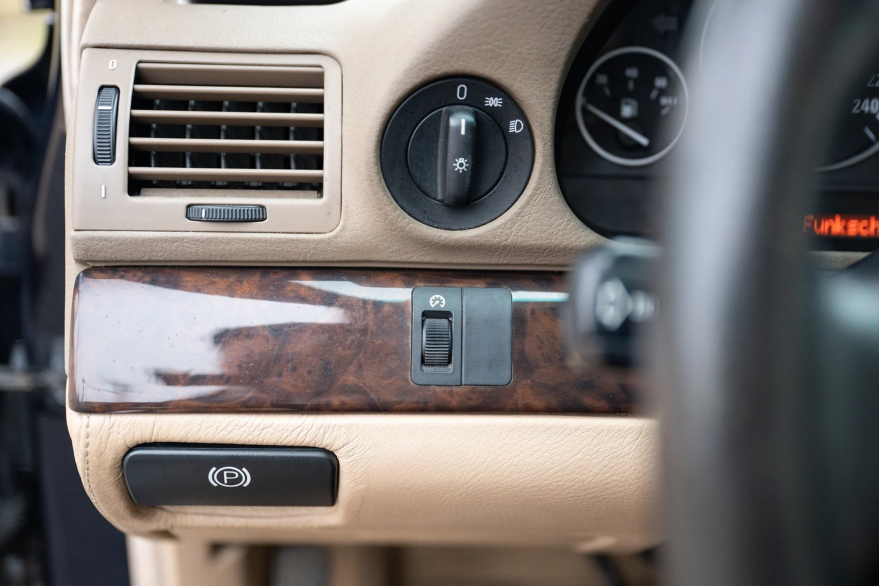 Interior image of 1996 BMW 740 iA - NO RESERVE (89)