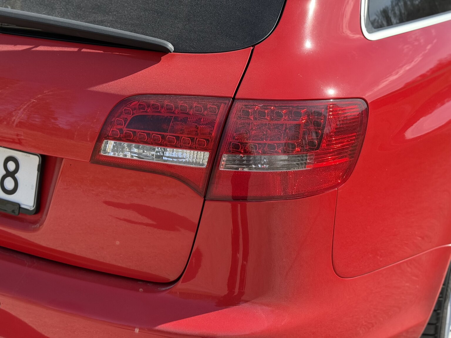 Exterior image of 2010 Audi RS6 Avant V10 Quattro