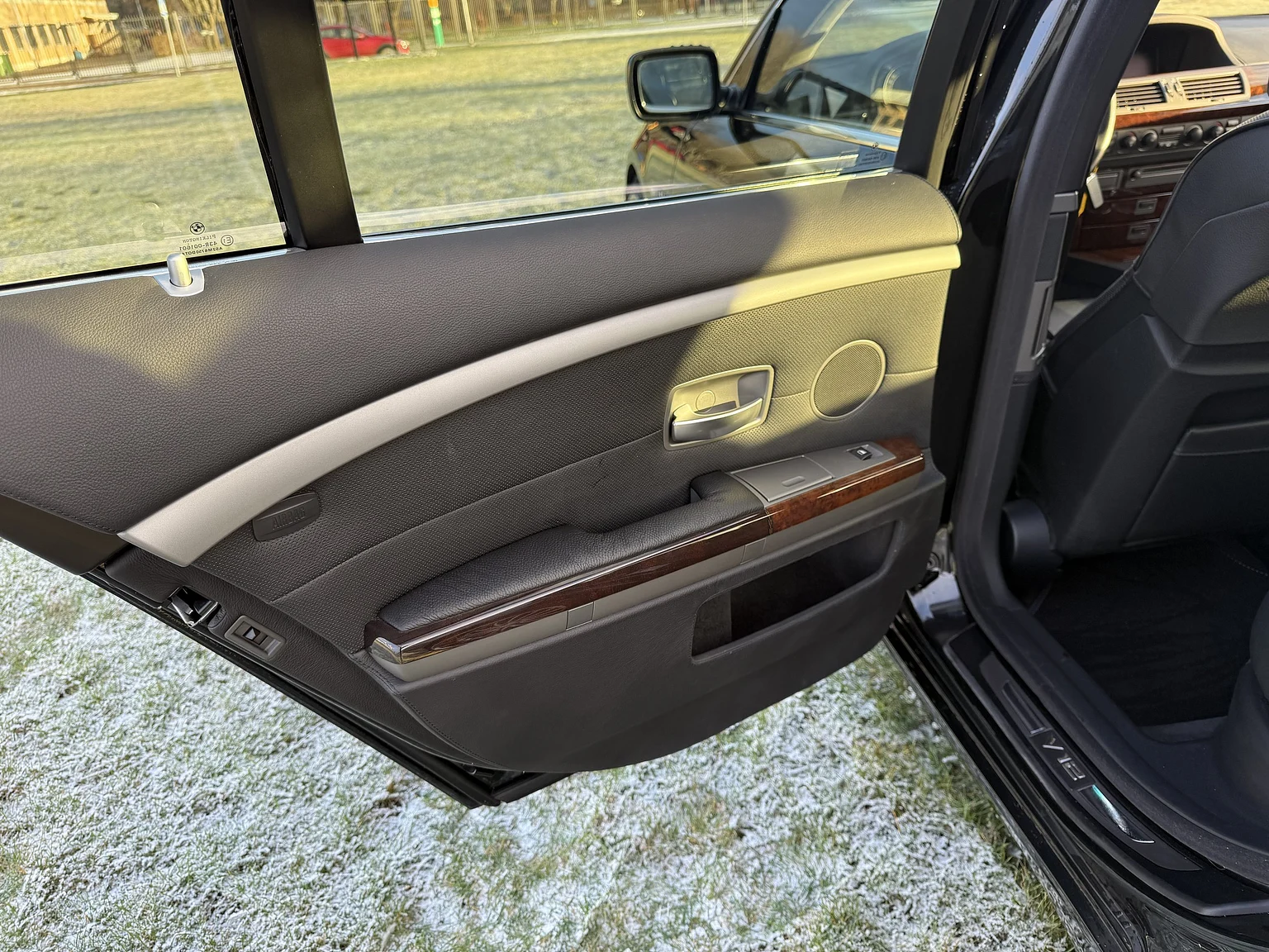 Interior image of 2003 BMW 760i (29)