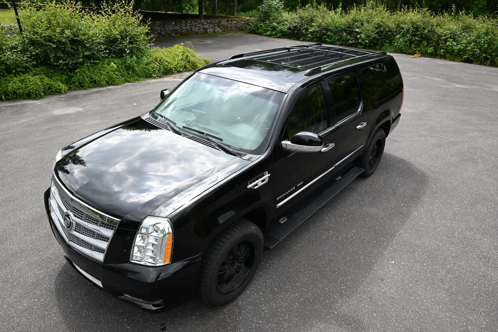 Exterior image of 2010 Cadillac Escalade ESV 6.2 Flexfuel