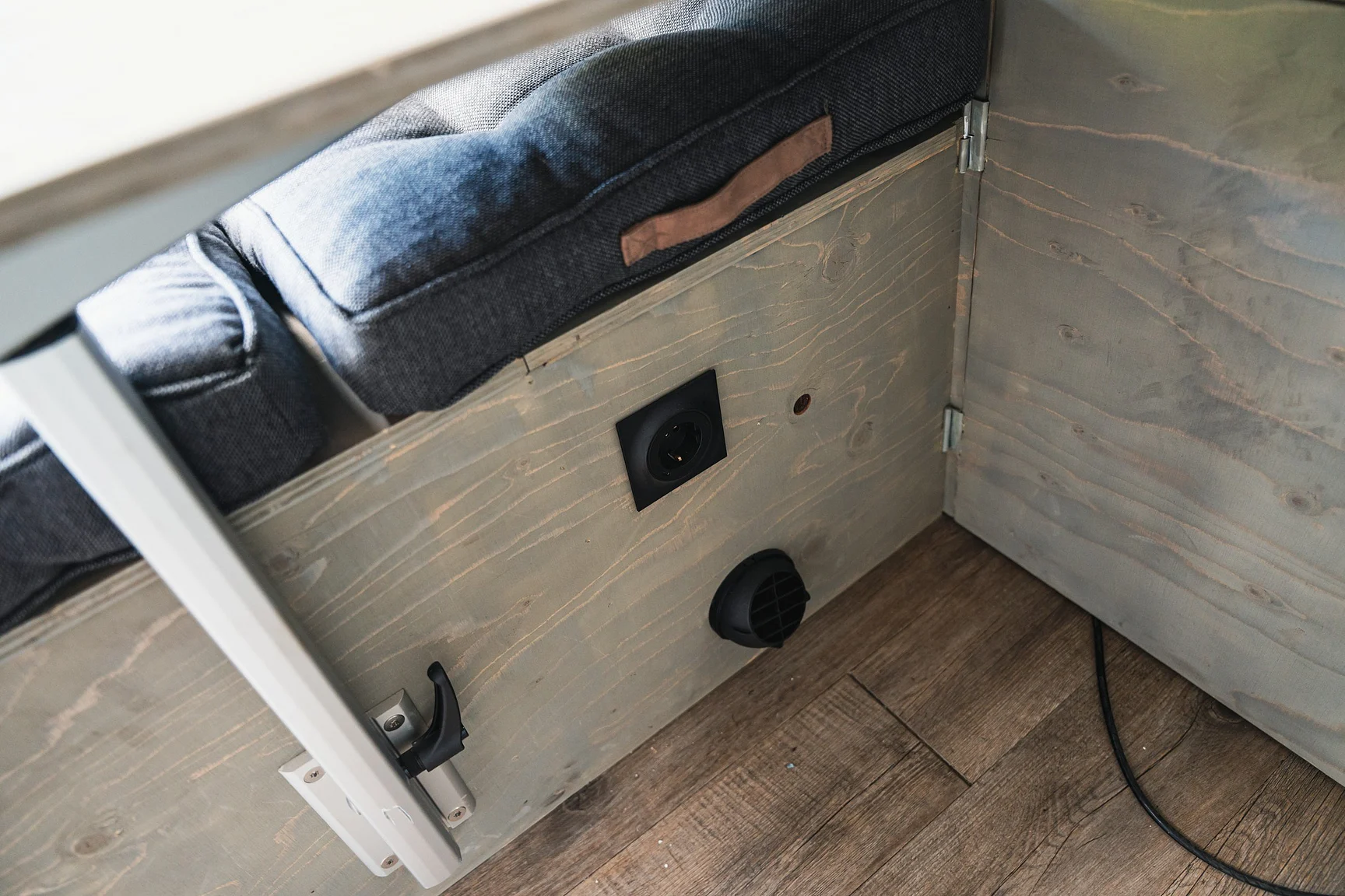 Interior image of 2004 Mercedes-Benz Sprinter 4x4 Campervan/Overlander (58)