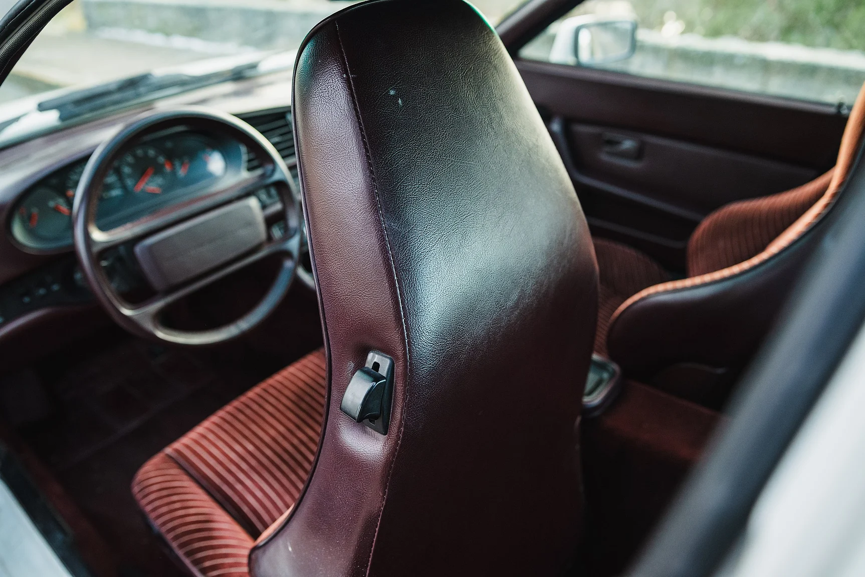 Interior image of 1986 Porsche 944R (54)