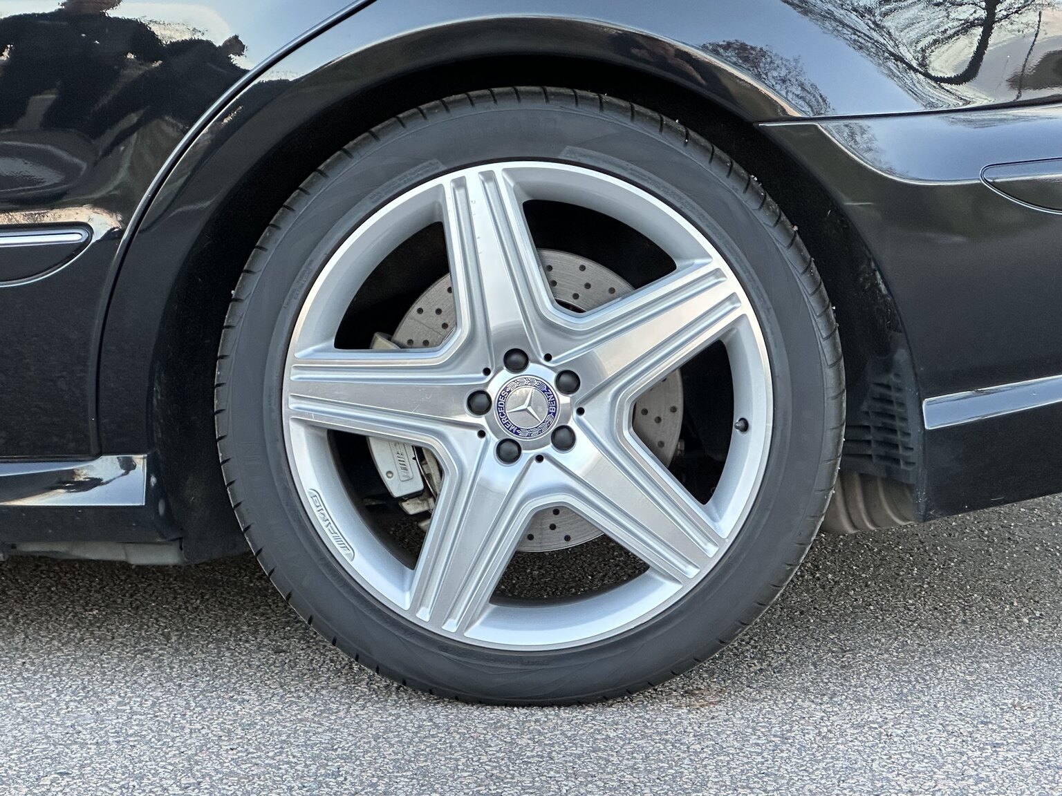 Exterior image of 2007 Mercedes-Benz R63 AMG