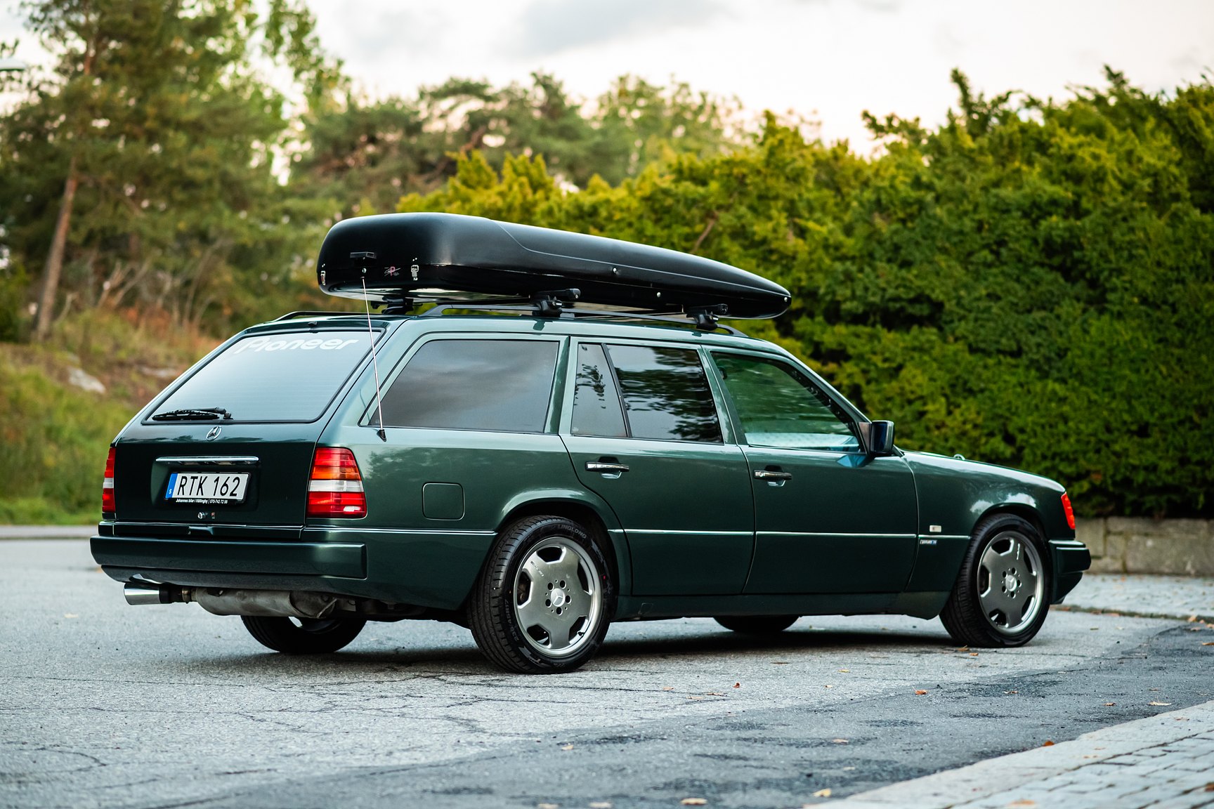 Exterior image of 1996 MERCEDES-BENZ E 320 T