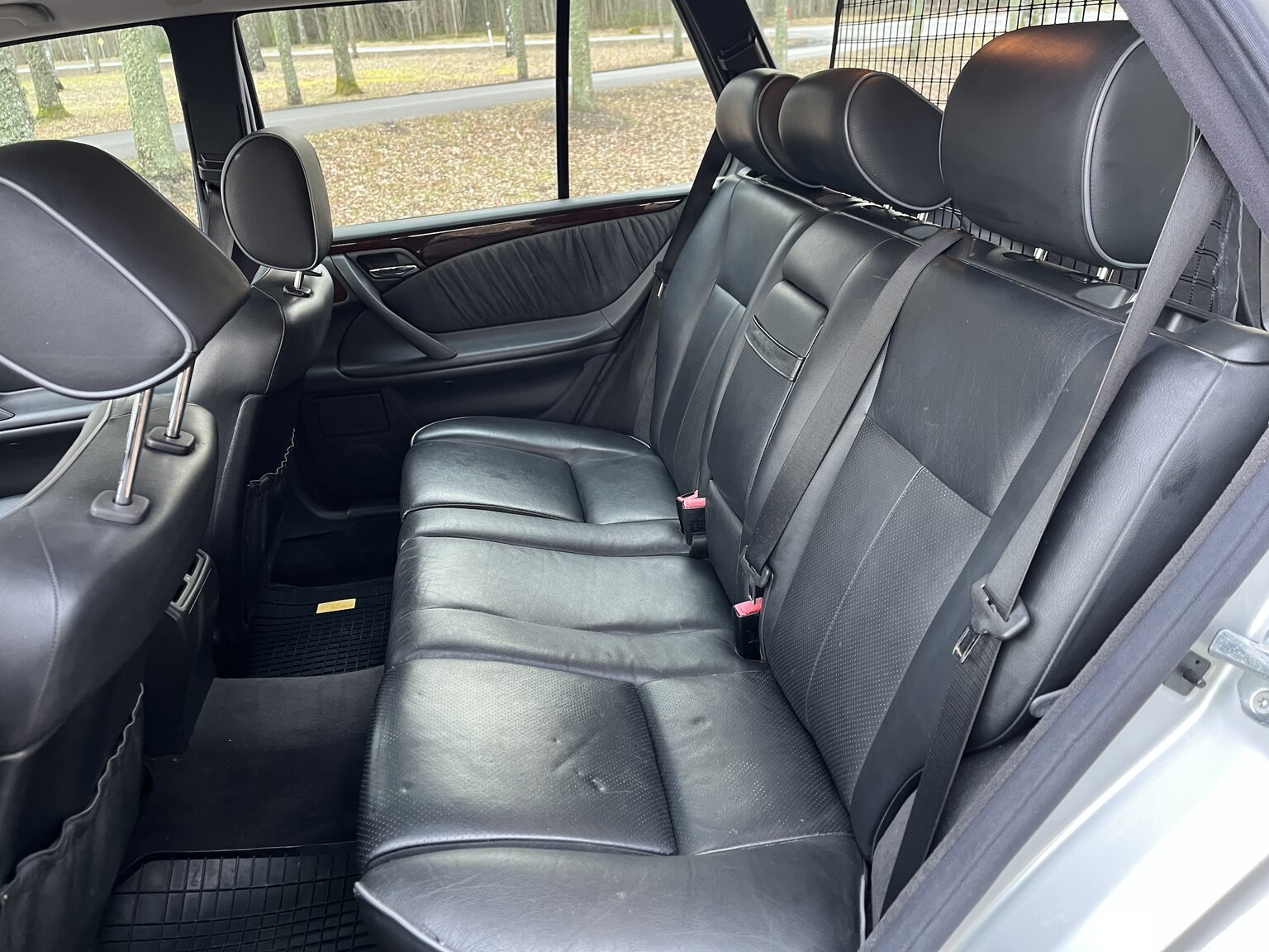 Innenraumfoto von 1999 Mercedes-Benz E320 T Automat