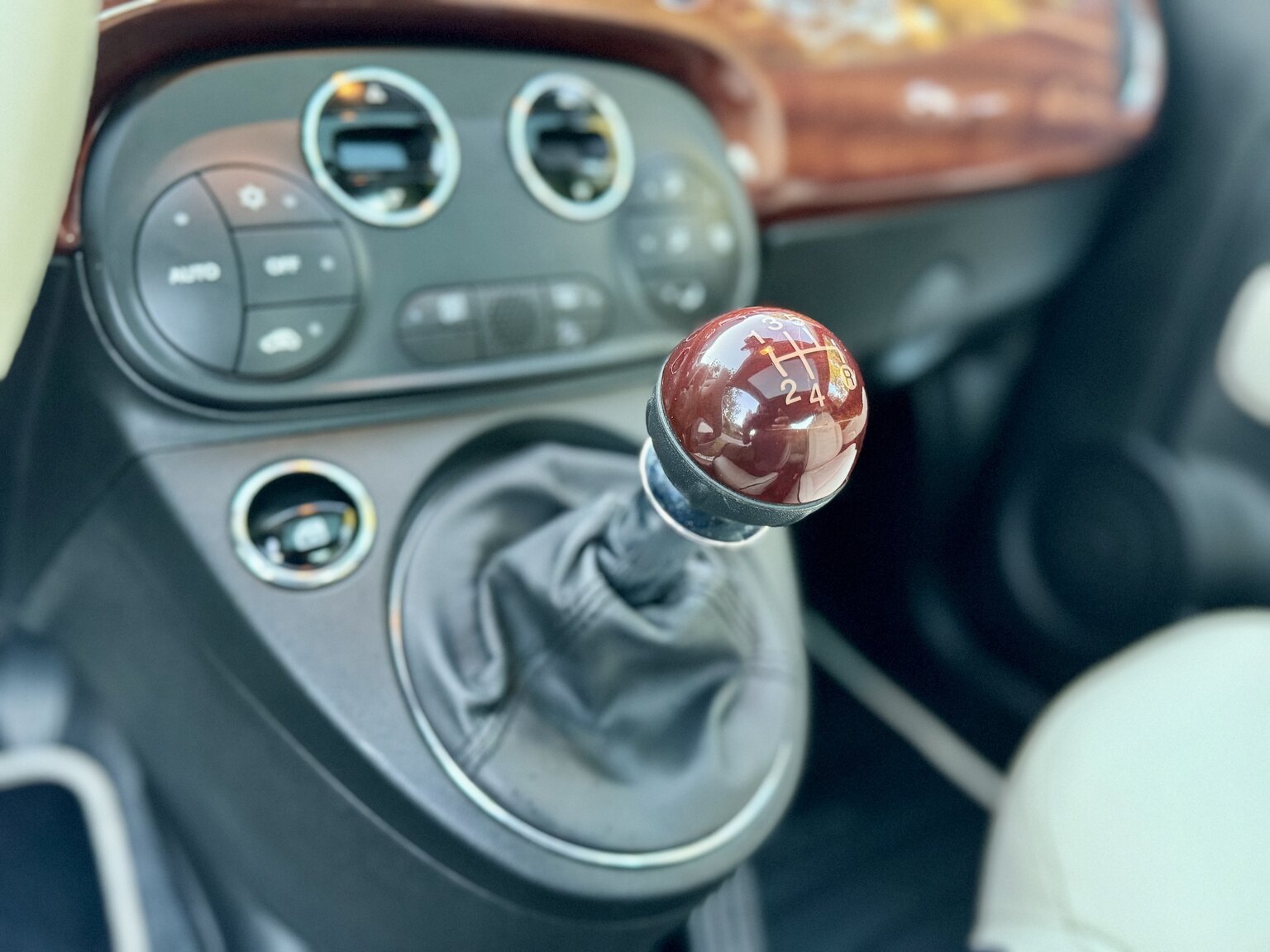 Interiörbild 2017 Fiat 500 Riva