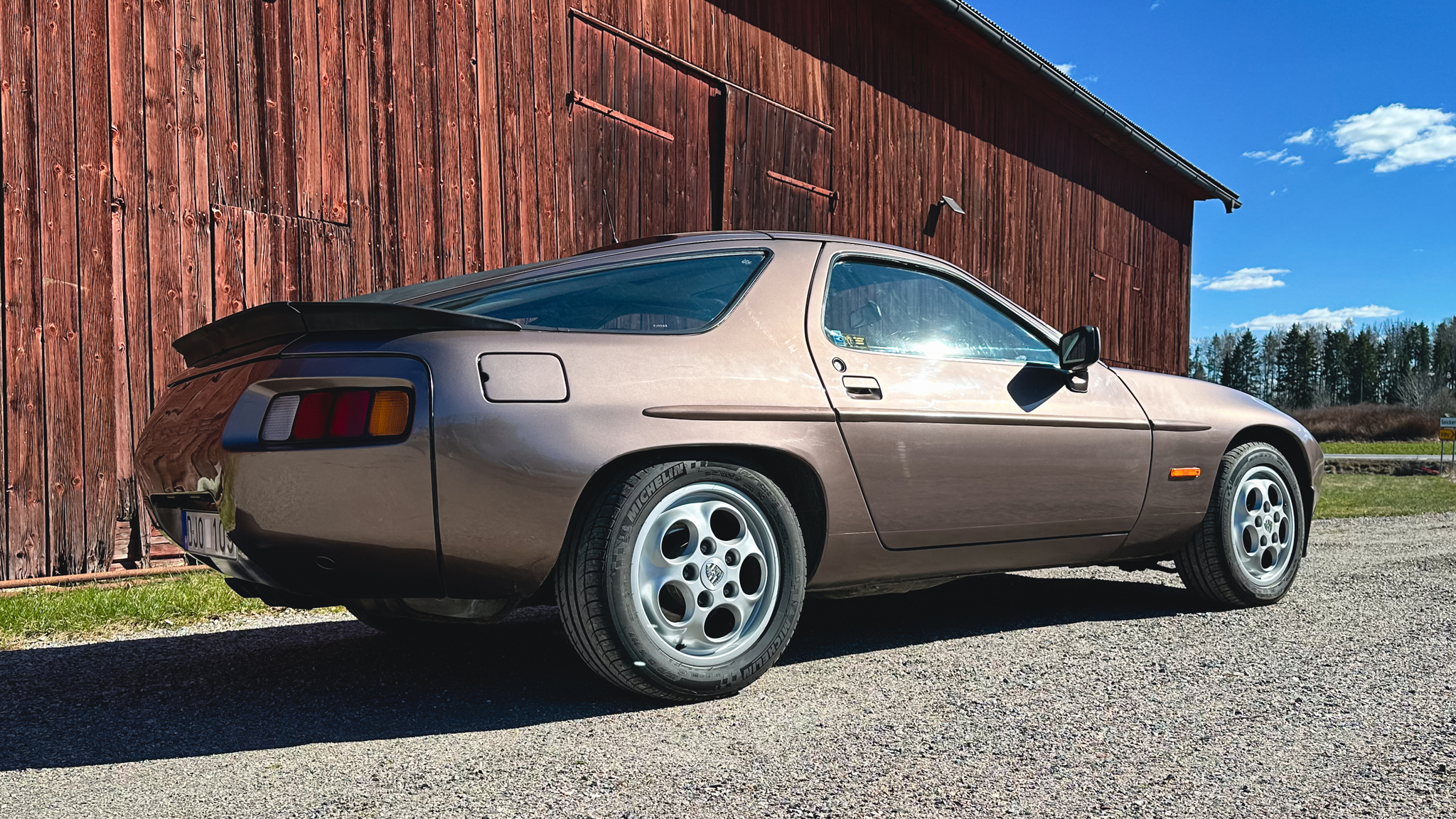 Exterior image of 1983 Porsche 928 S (8)