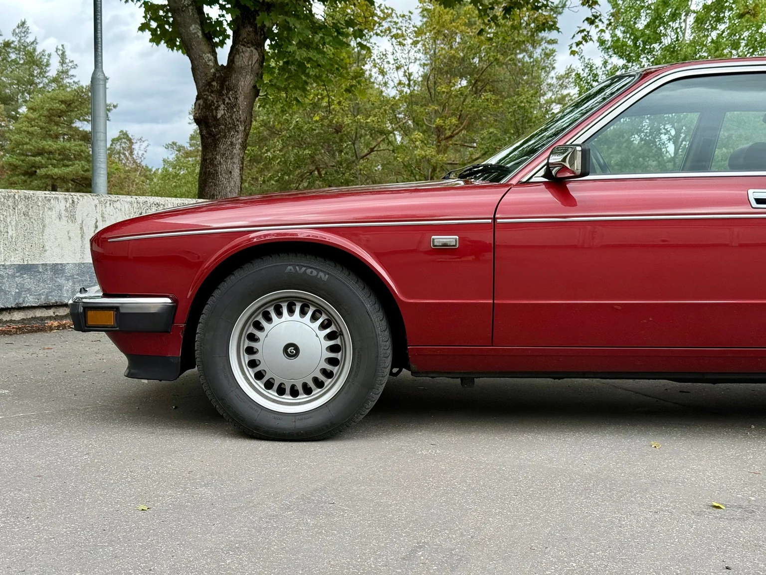 Exteriörbild på 1988 Daimler Six (10)