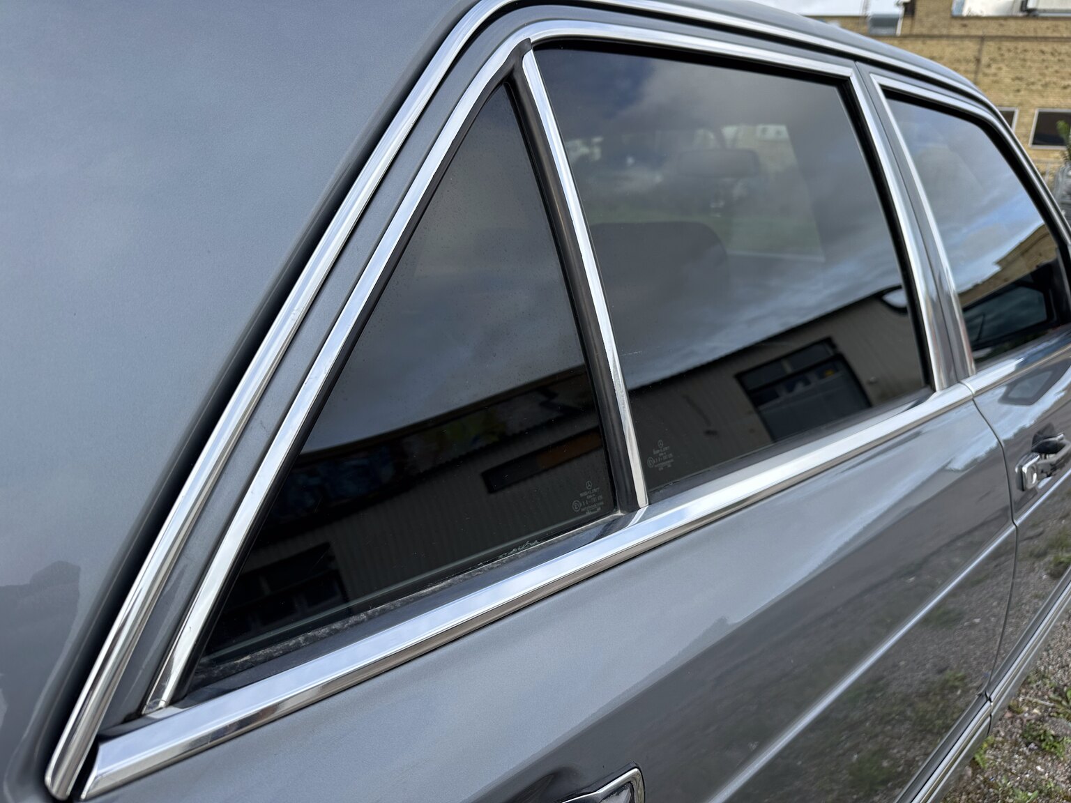 Exteriörbild på 1987 Mercedes 300 SE