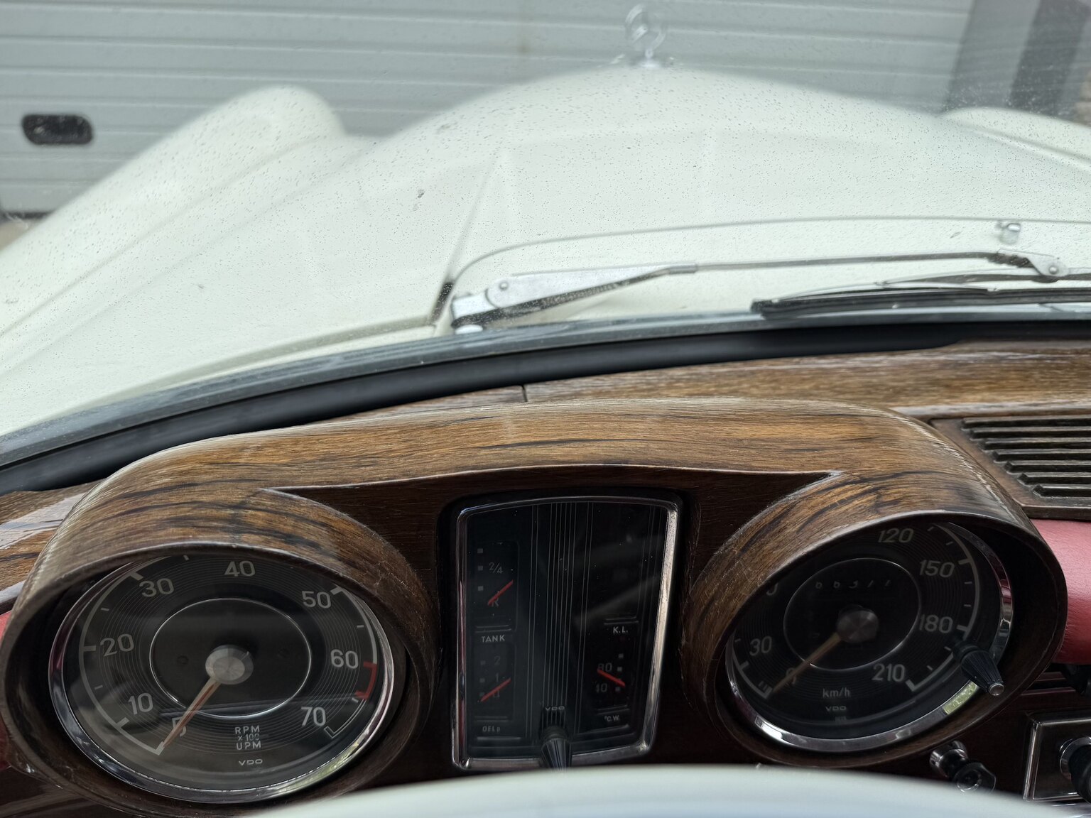 Interior image of 1963 Mercedes-Benz 220 SE