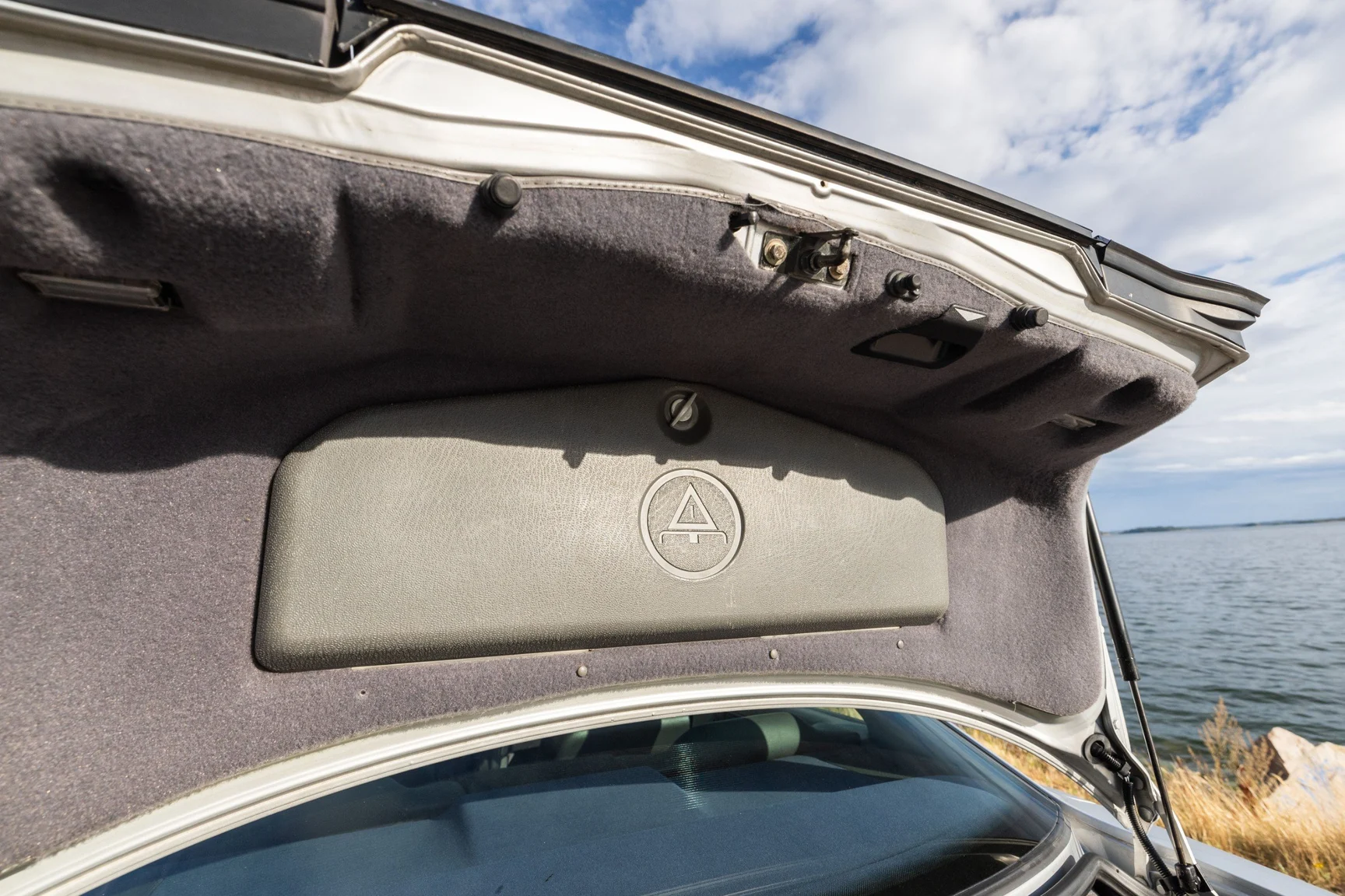 Interior image of 1991 BMW 850i (60)