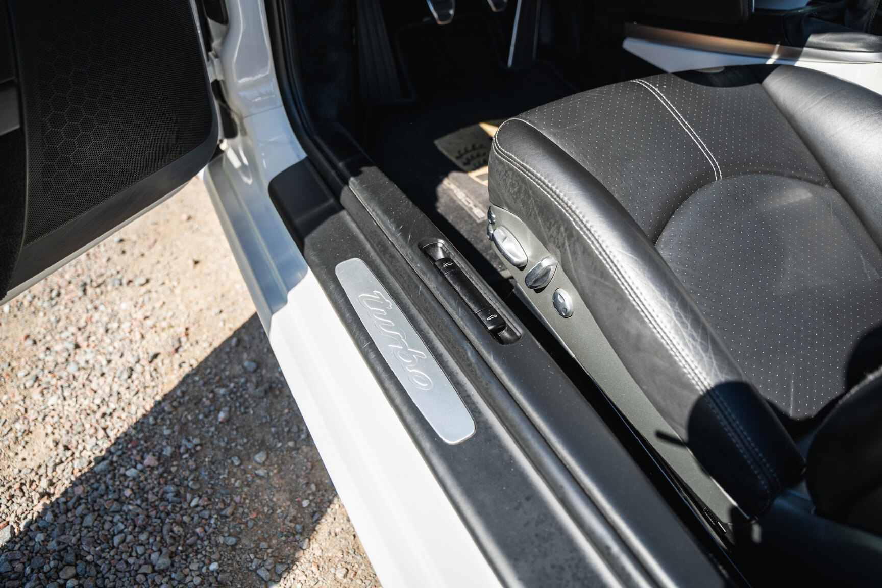 Interior image of 2008 Porsche 911 Turbo Cabriolet (52)