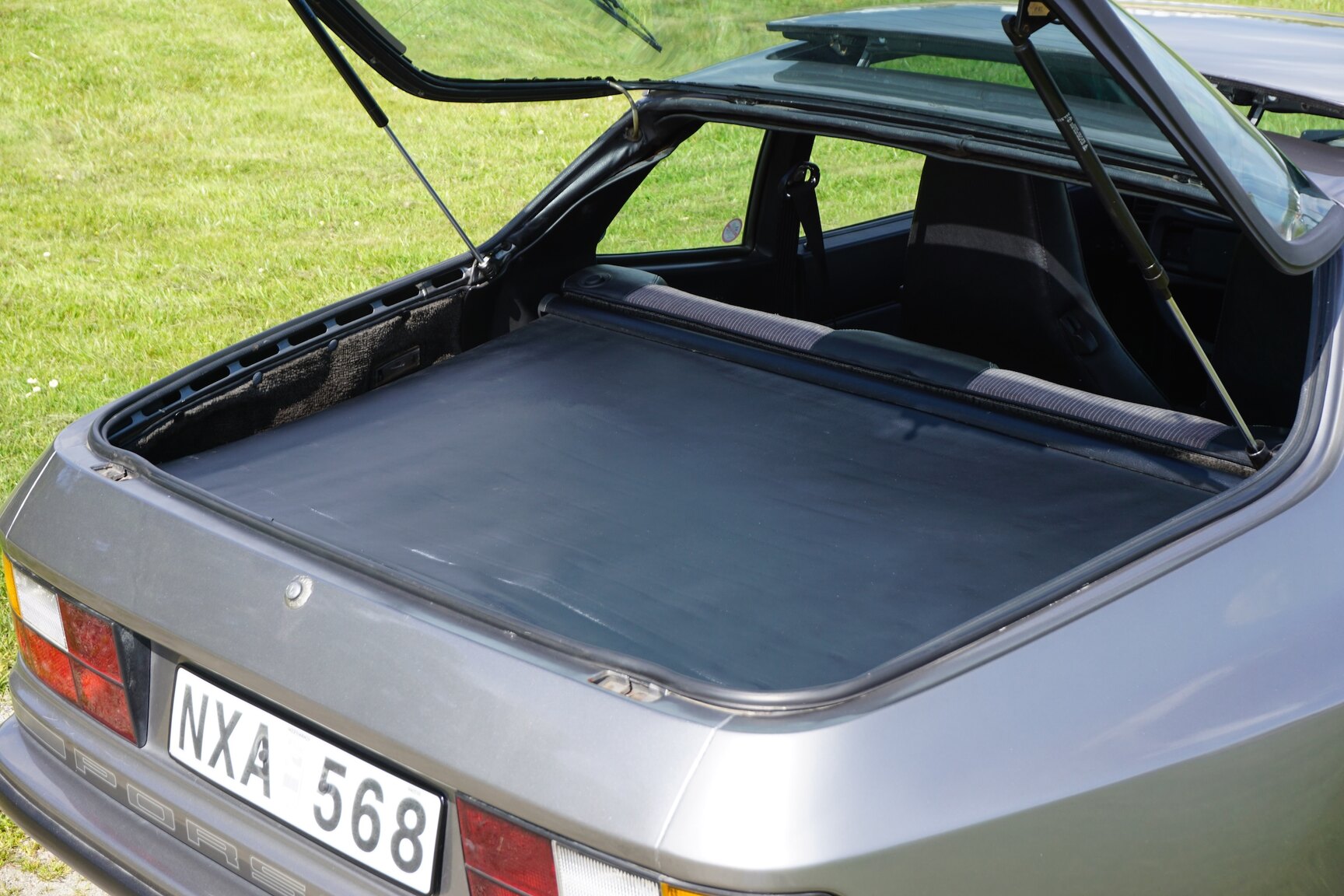 Innenraumfoto von 1985 Porsche 944 "NO RESERVE AUCTION"