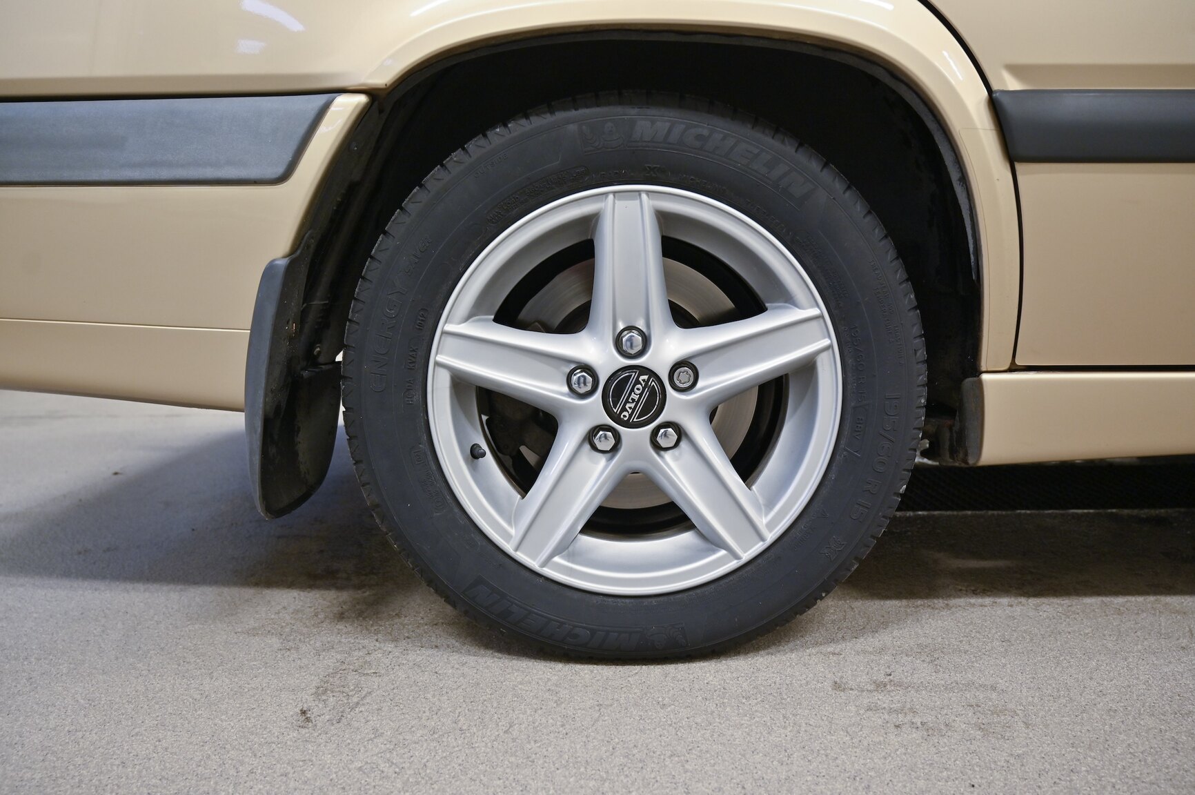 Exterior image of 1996 Volvo 855GLT