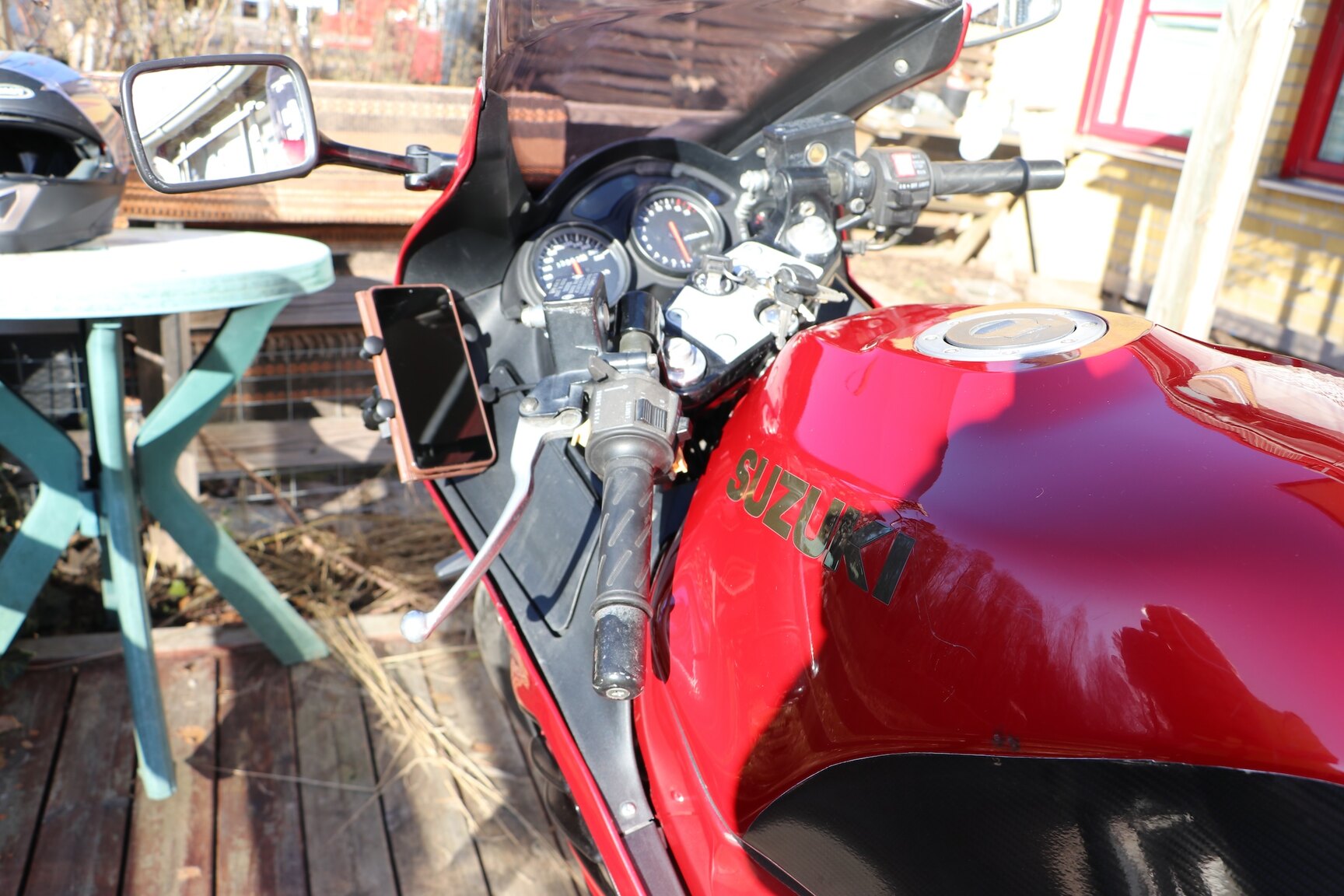 Exterior image of 1995 SUZUKI RF 900R