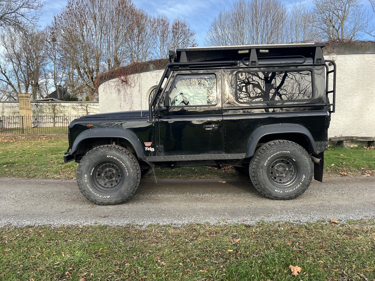 Exterior image of 2002 Land Rover Defender 90 2.5 Td5