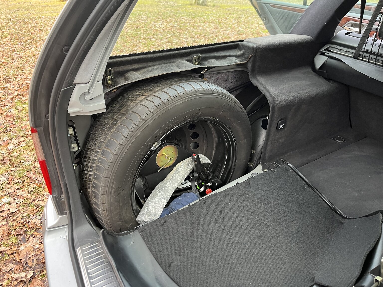 Innenraumfoto von 1999 Mercedes-Benz E320 T Automat