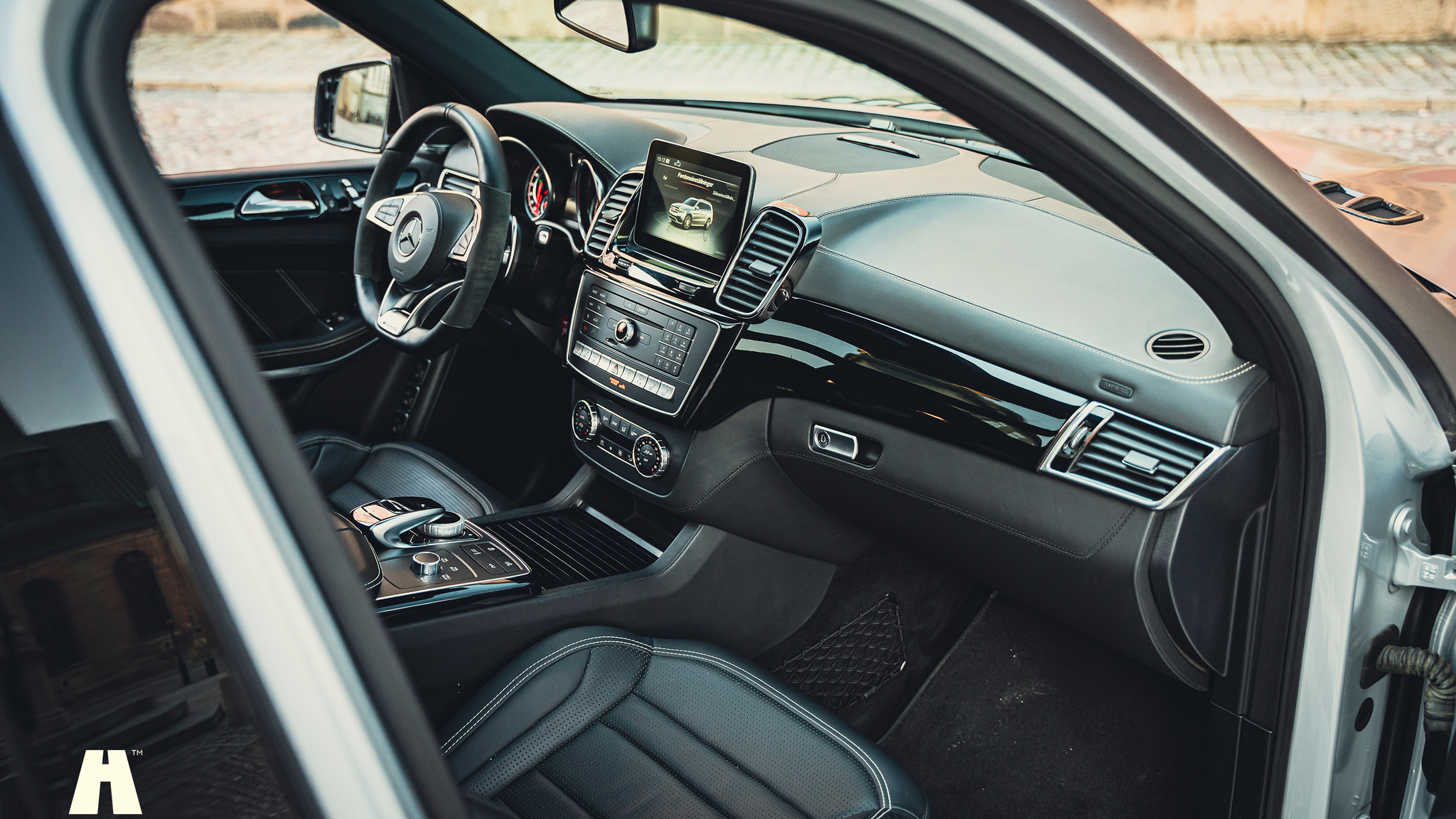 Innenraumfoto von 2017 Mercedes-Benz GLS 63 AMG (10)