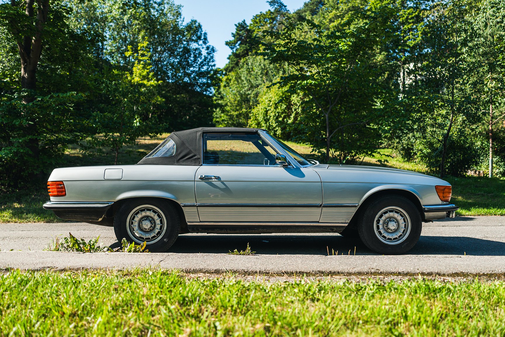Exterior image of 1972 Mercedes-Benz 350 SL