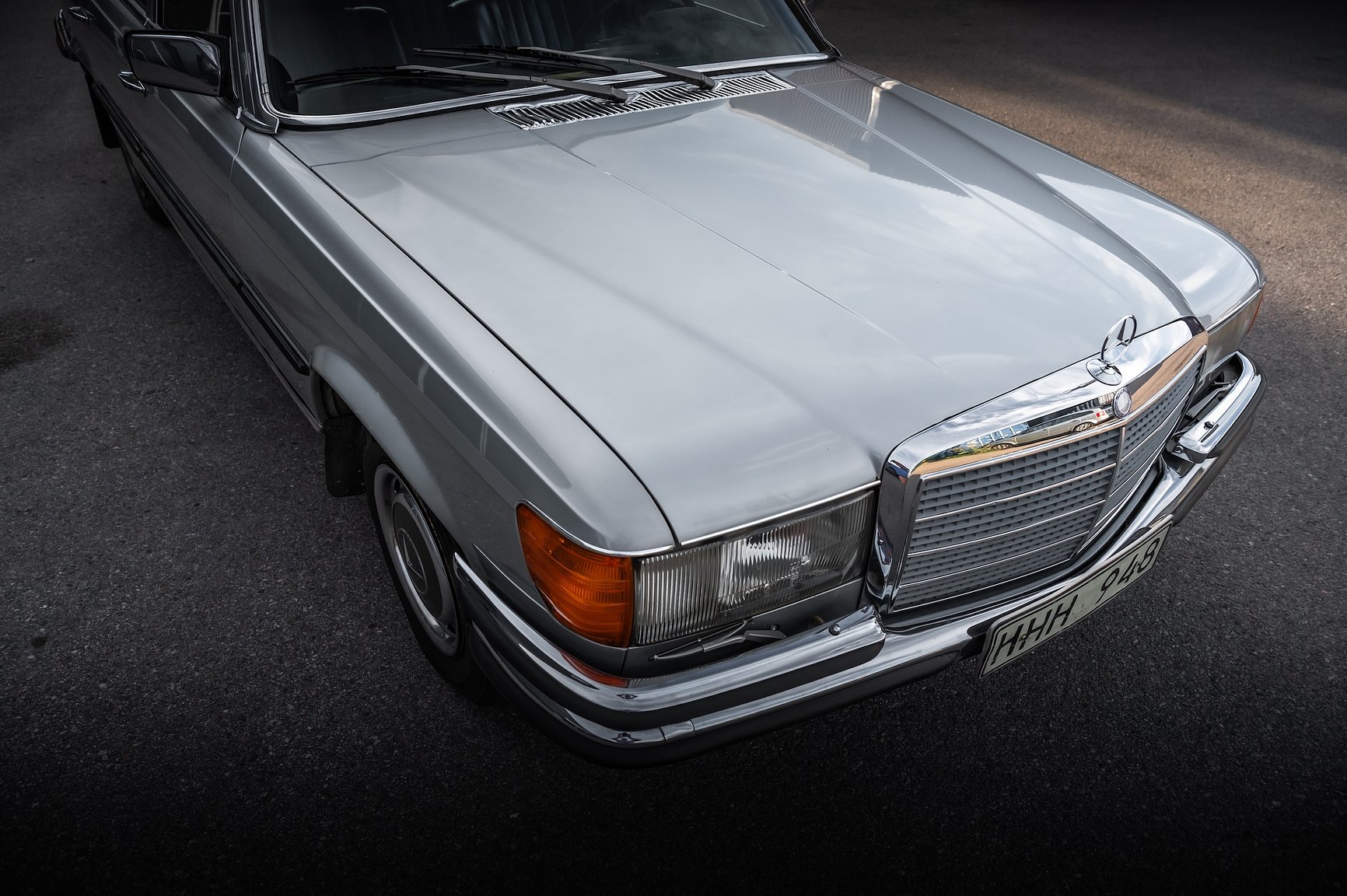 Exterior image of 1975 Mercedes-Benz 280 SE 
