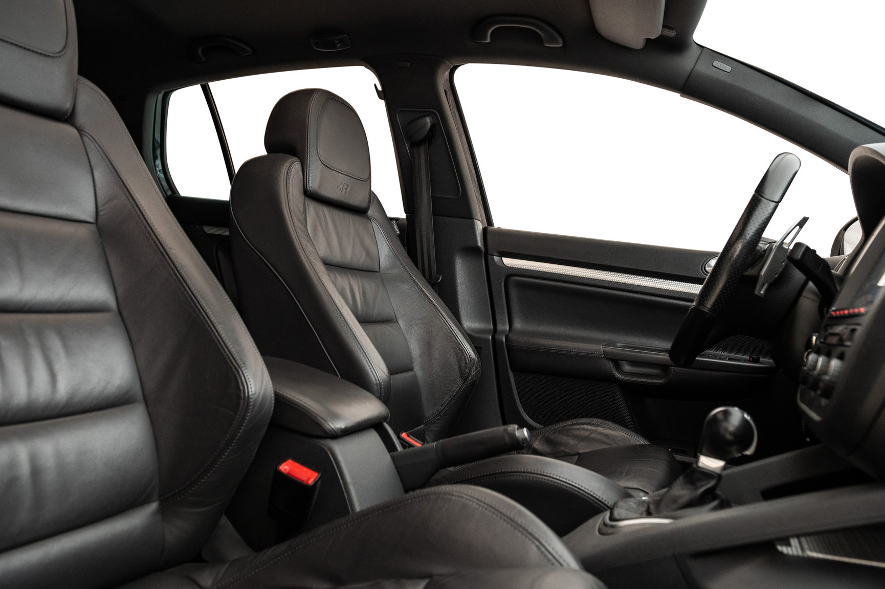 Interior image of 2006 Volkswagen Golf R32 (6)