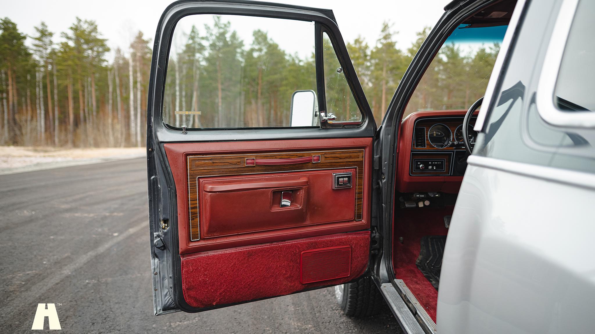 Interior image of 1986 Dodge Ramcharger