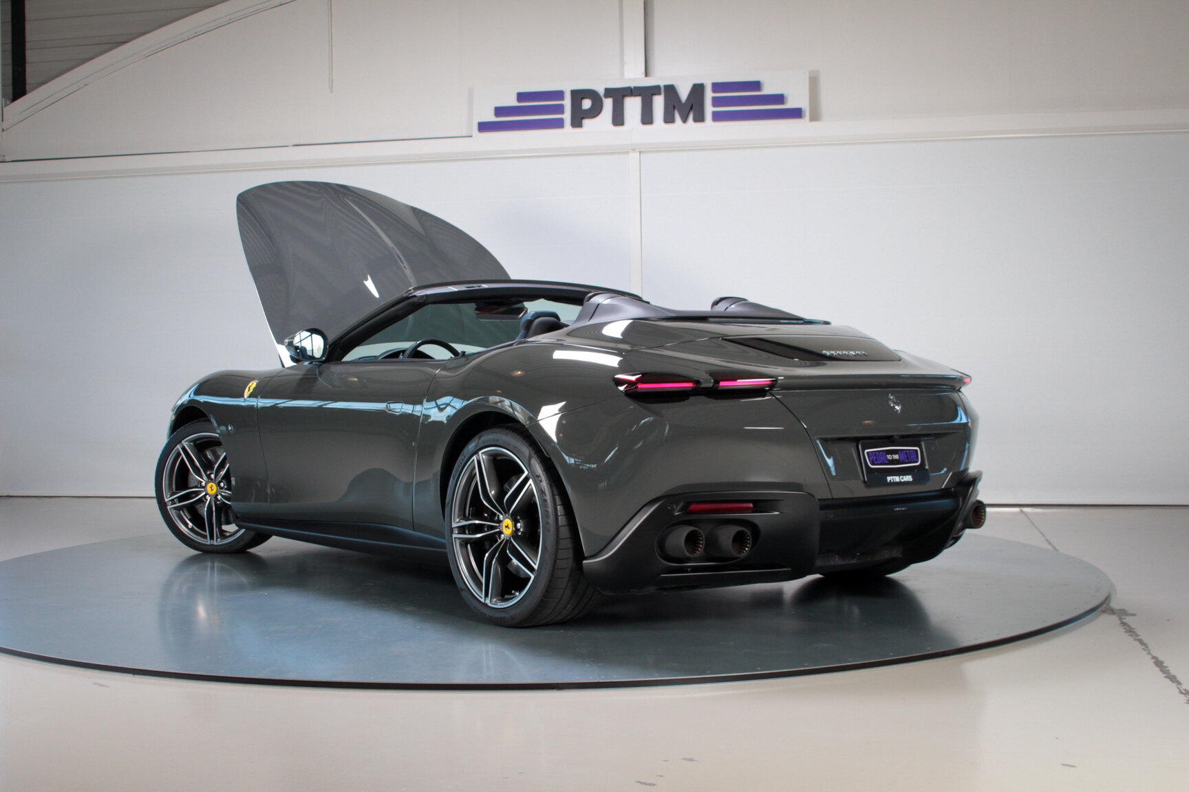 Exteriörbild på 2024 Ferrari Roma Spider