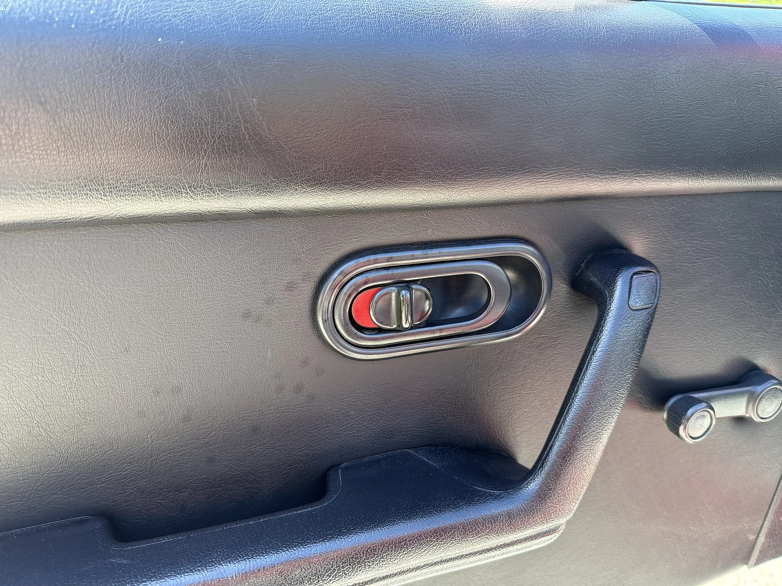 Interior image of 1991 Mazda MX-5 Miata (5)