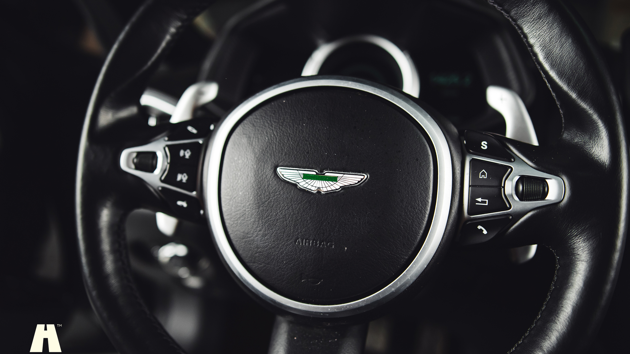 Innenraumfoto von 2019 Aston Martin DB11 AMR (25)