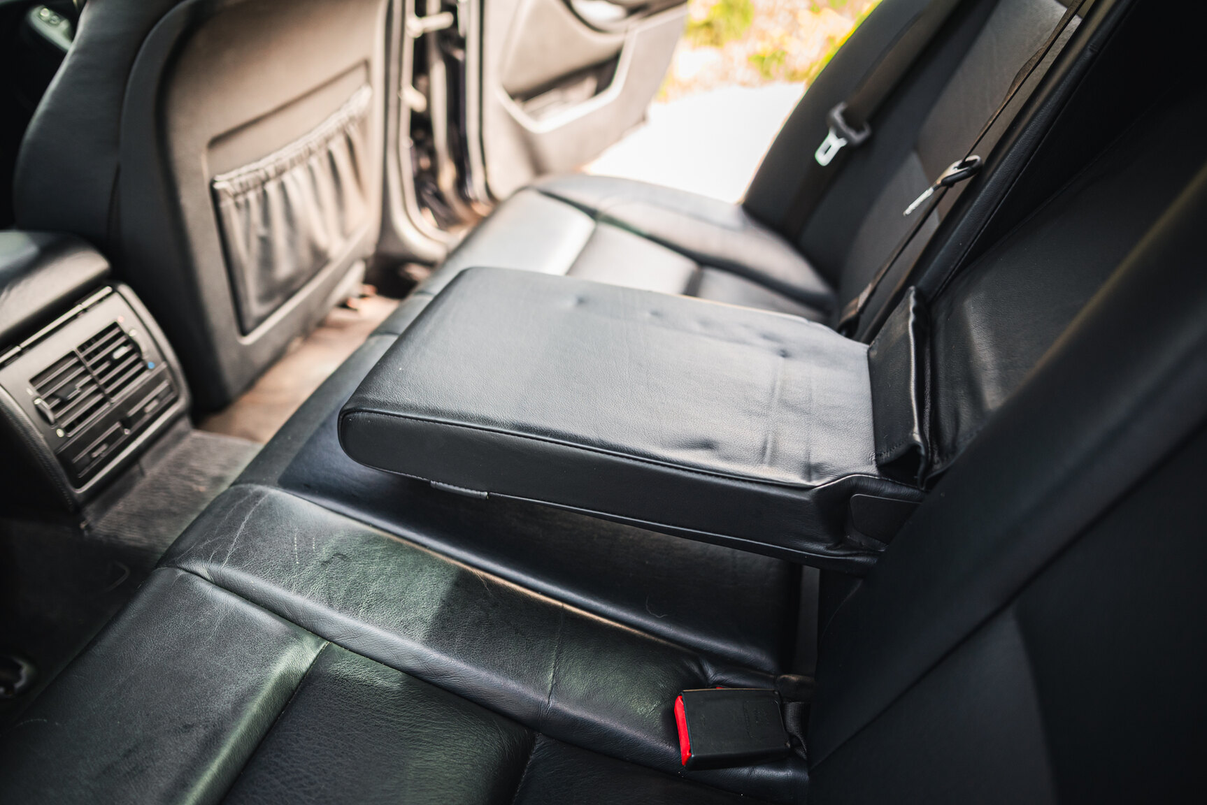Interior image of 2000 BMW M5 E39