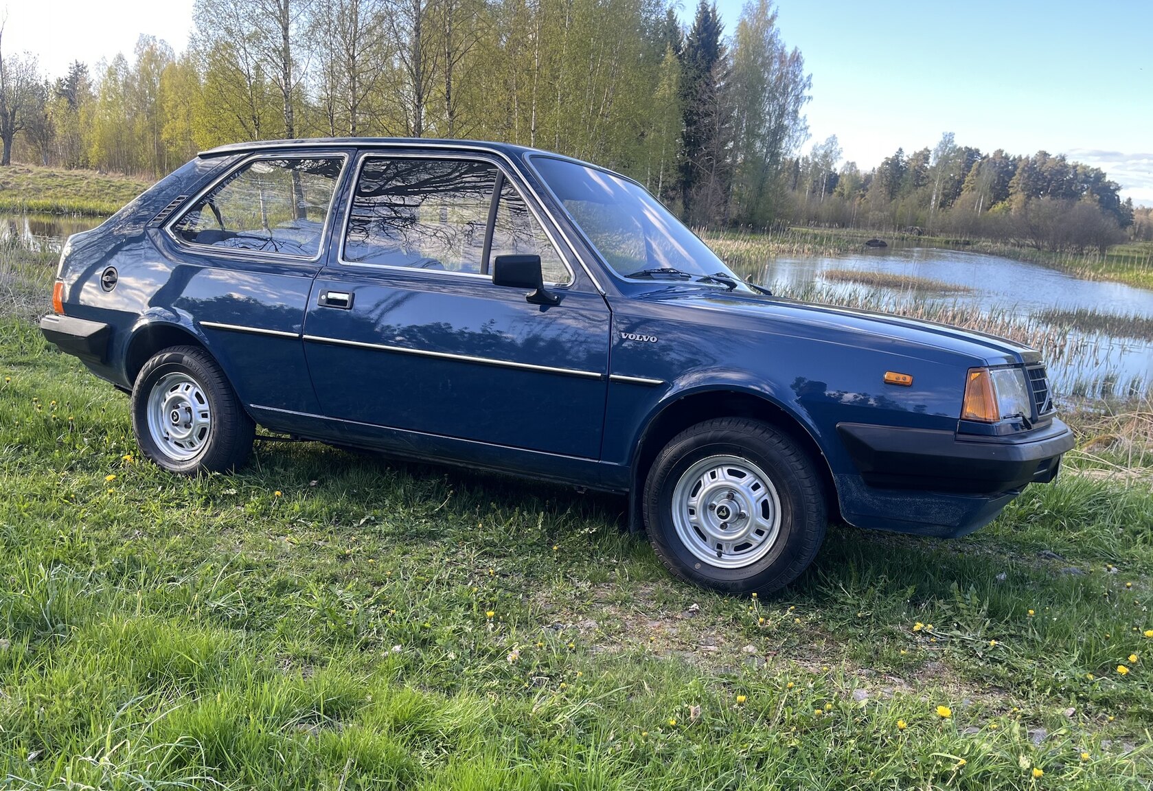 Exterior image of 1983 Volvo 340 (1)
