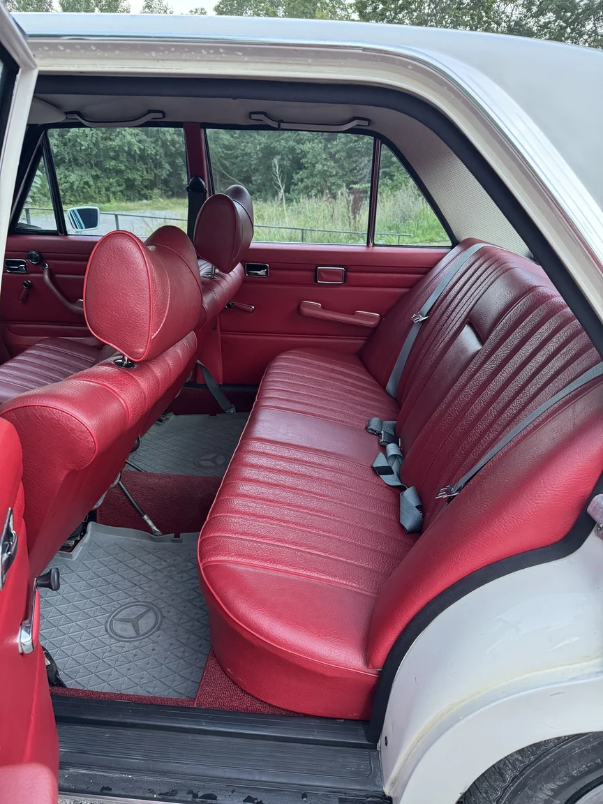 Innenraumfoto von 1972 Mercedes-Benz 200 (31)